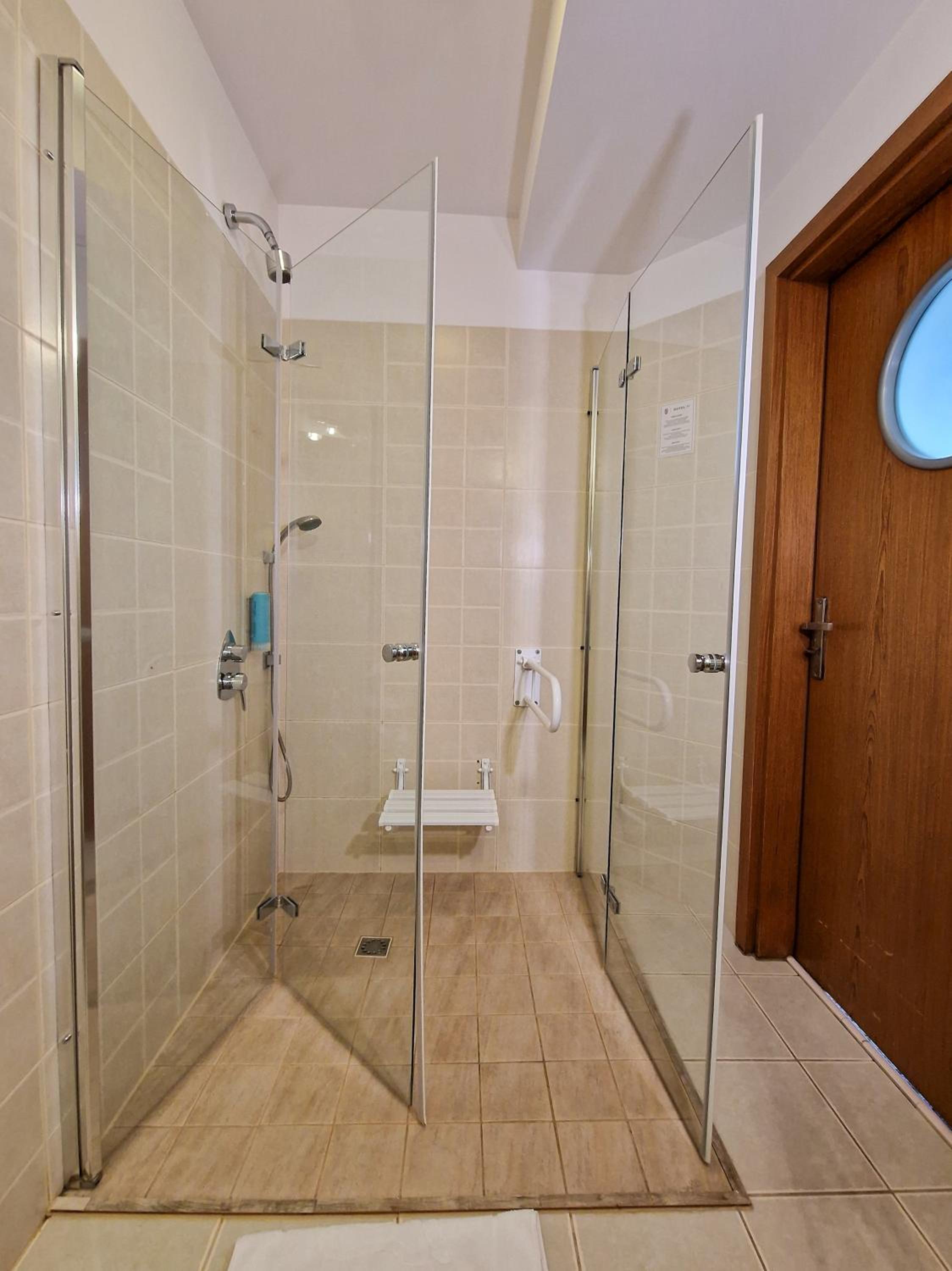 Double Room - Disability Access photo 2