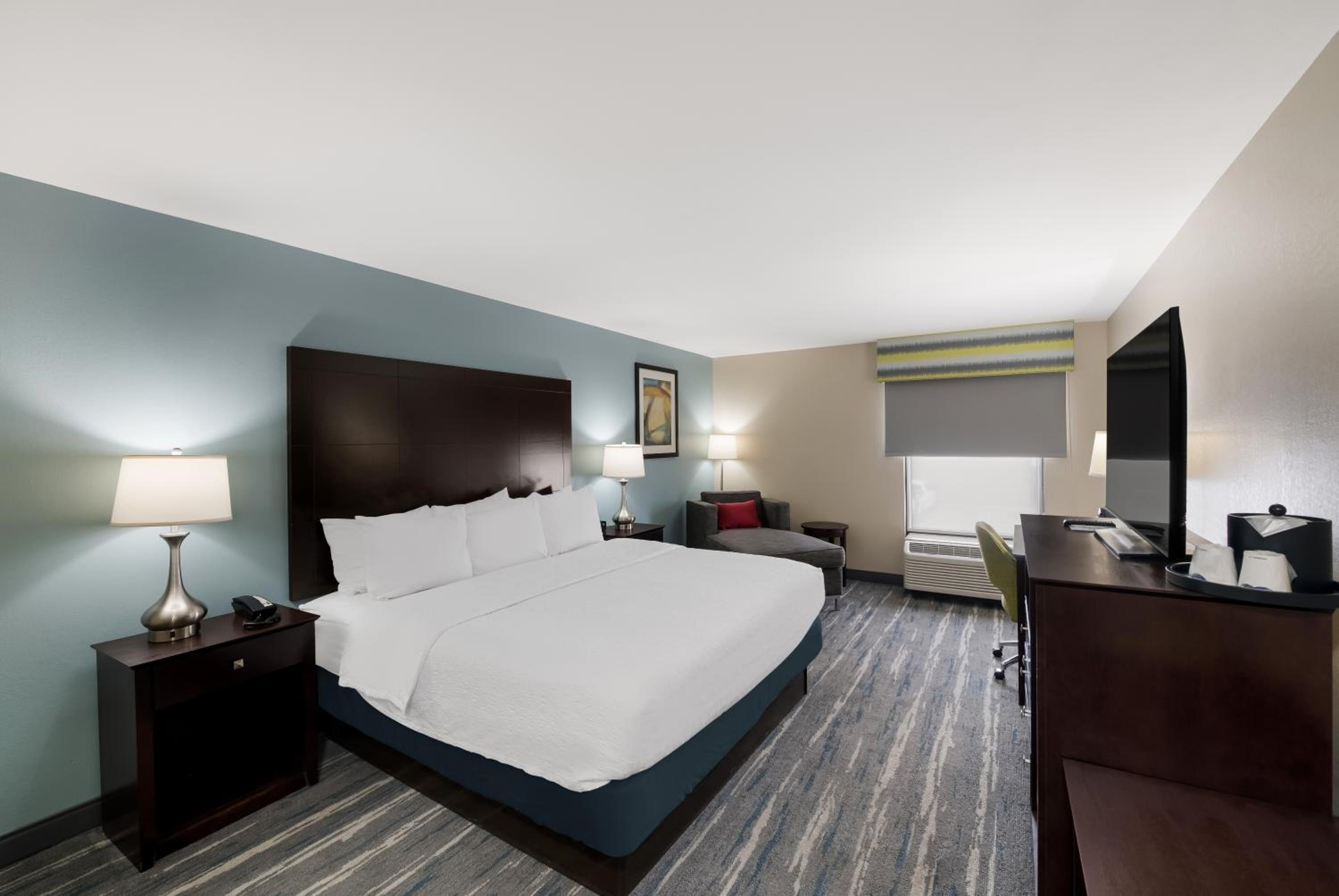 King Room with King Bed - Non-Smoking - Photo 5