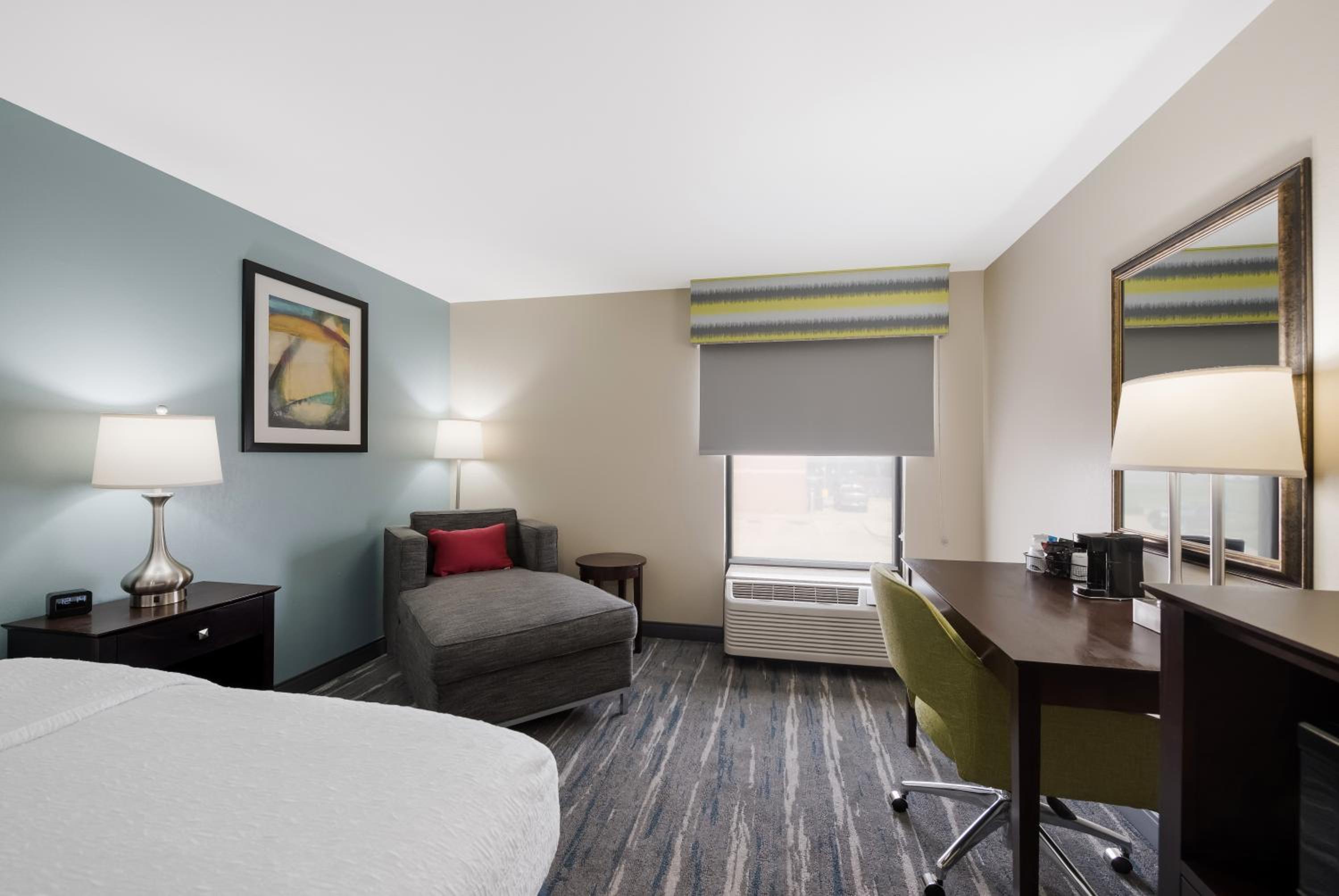 King Room with King Bed - Non-Smoking - Photo 10