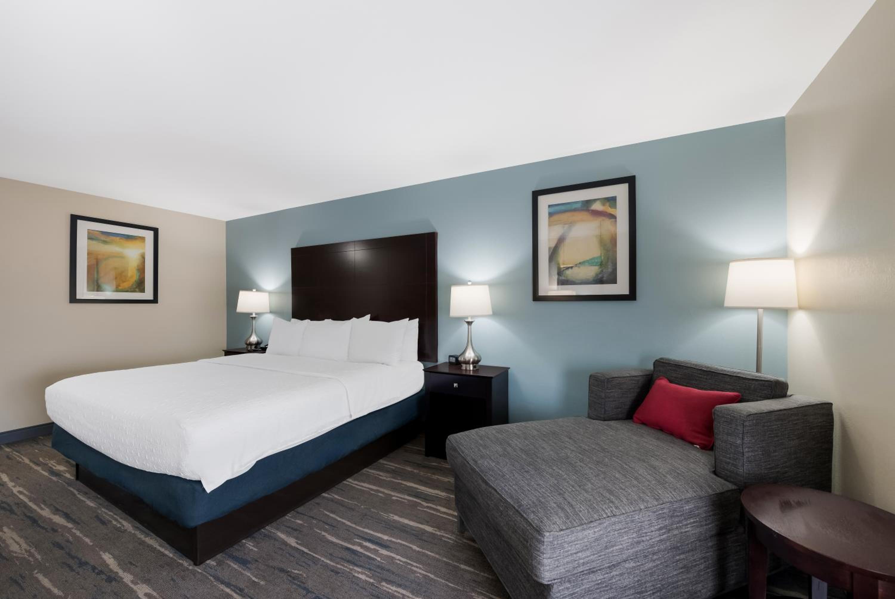 King Room with King Bed - Non-Smoking - Photo 6