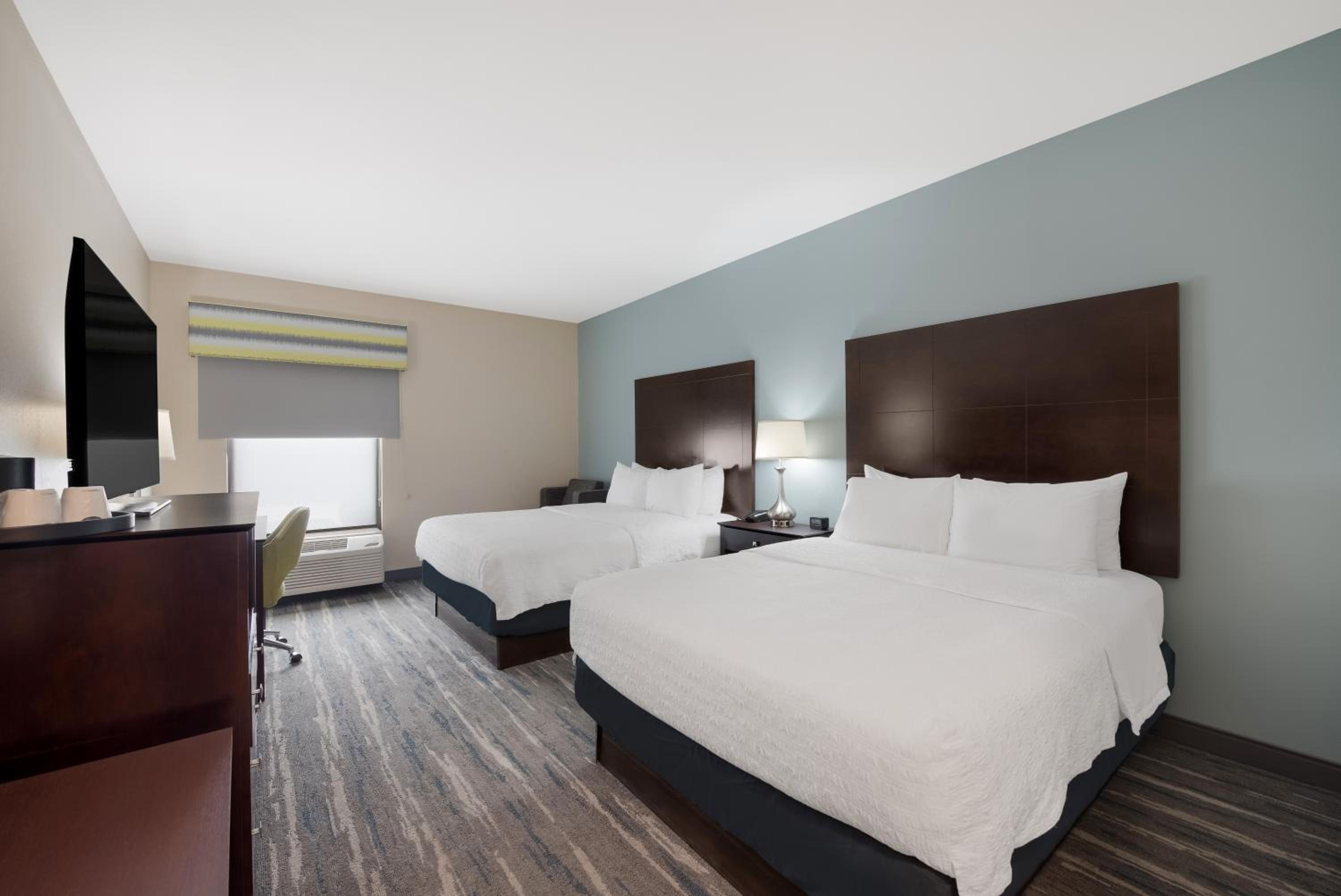 Room with Two Queen Beds - Non-Smoking - Photo 11