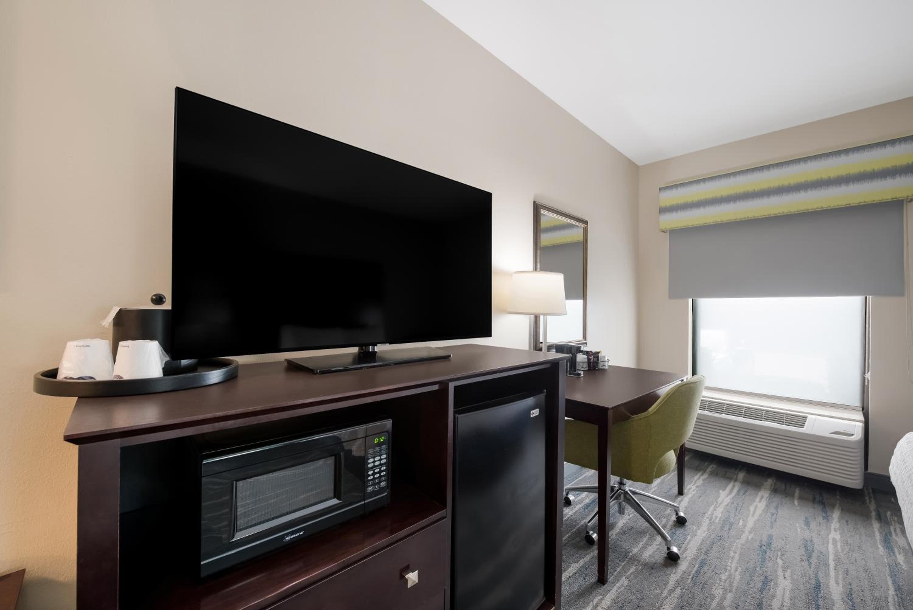 King Room with King Bed - Non-Smoking - Photo 11