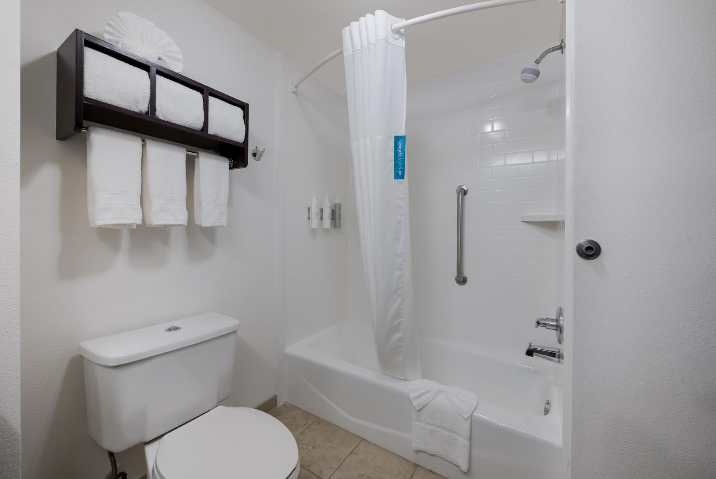 King Room with King Bed - Non-Smoking - Photo 7
