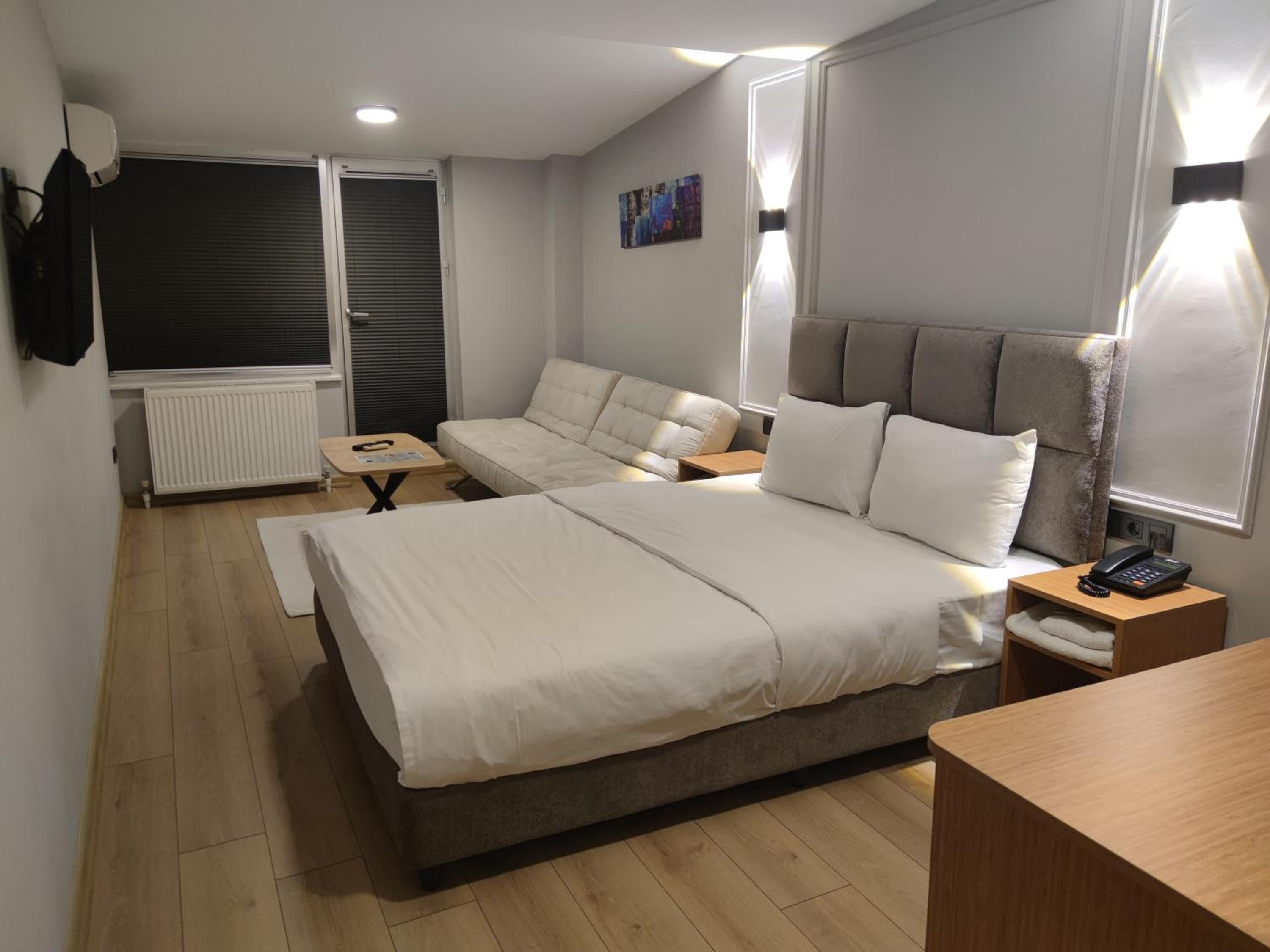 Deluxe Double Room with Balcony photo 1