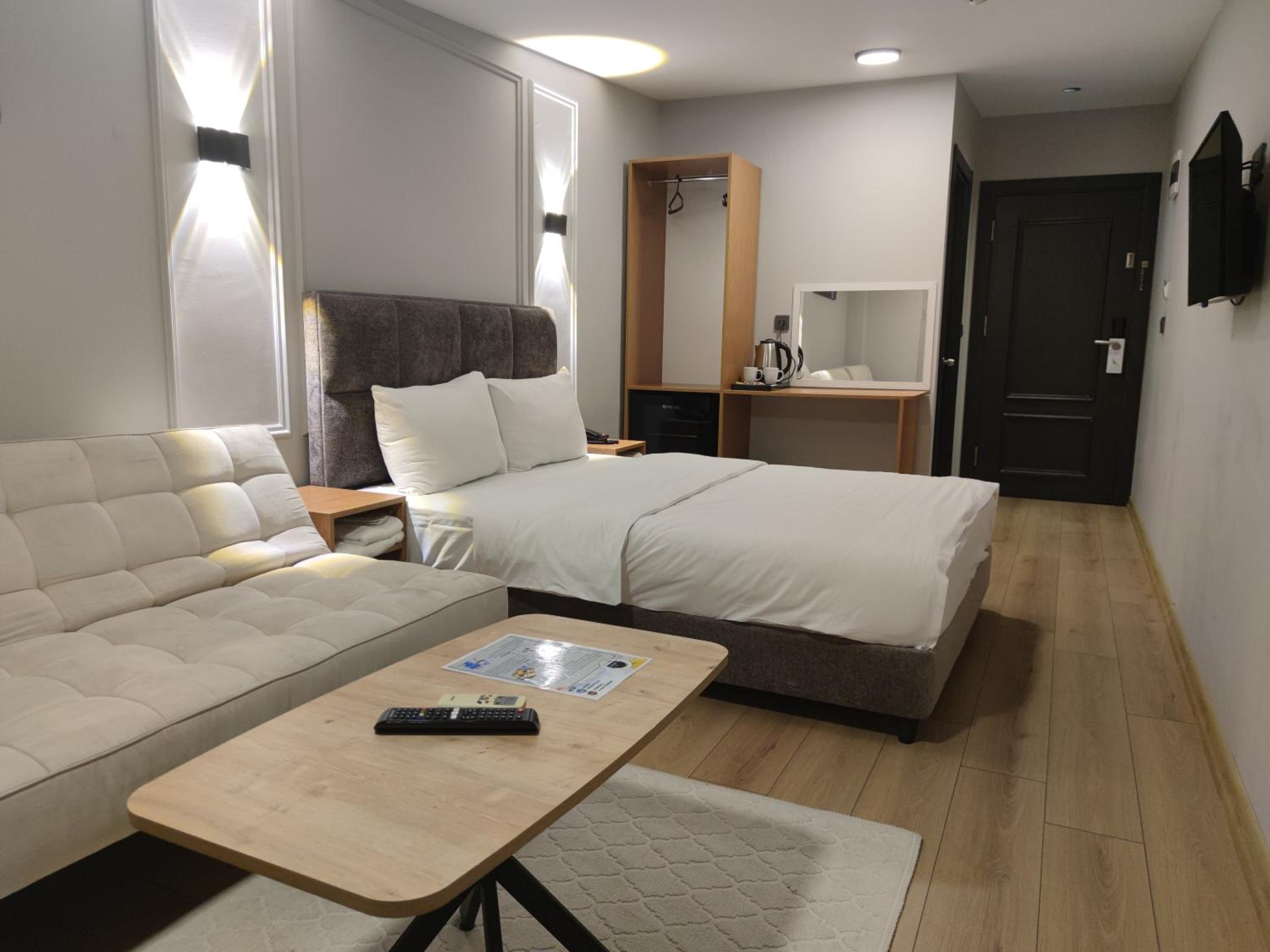 Deluxe Double Room with Balcony photo 2
