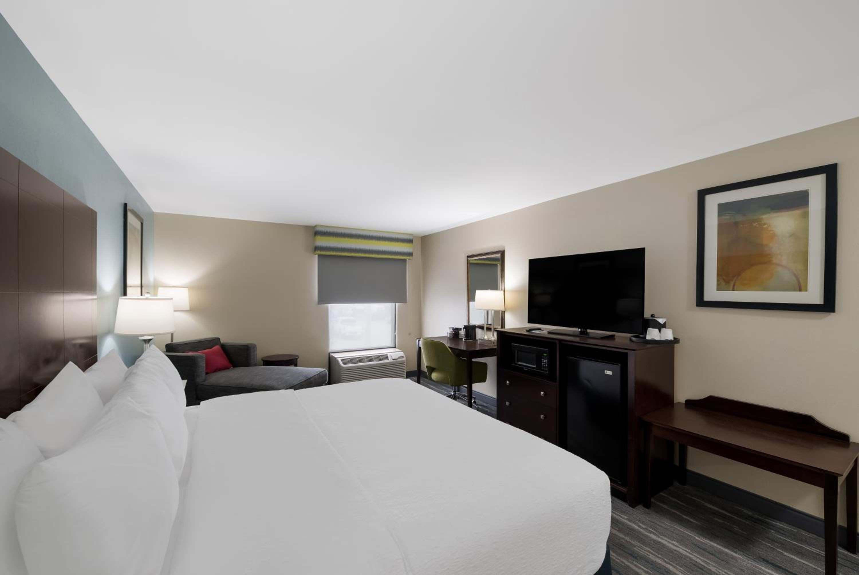 King Room with Walk-in Shower - Non-Smoking - Photo 2