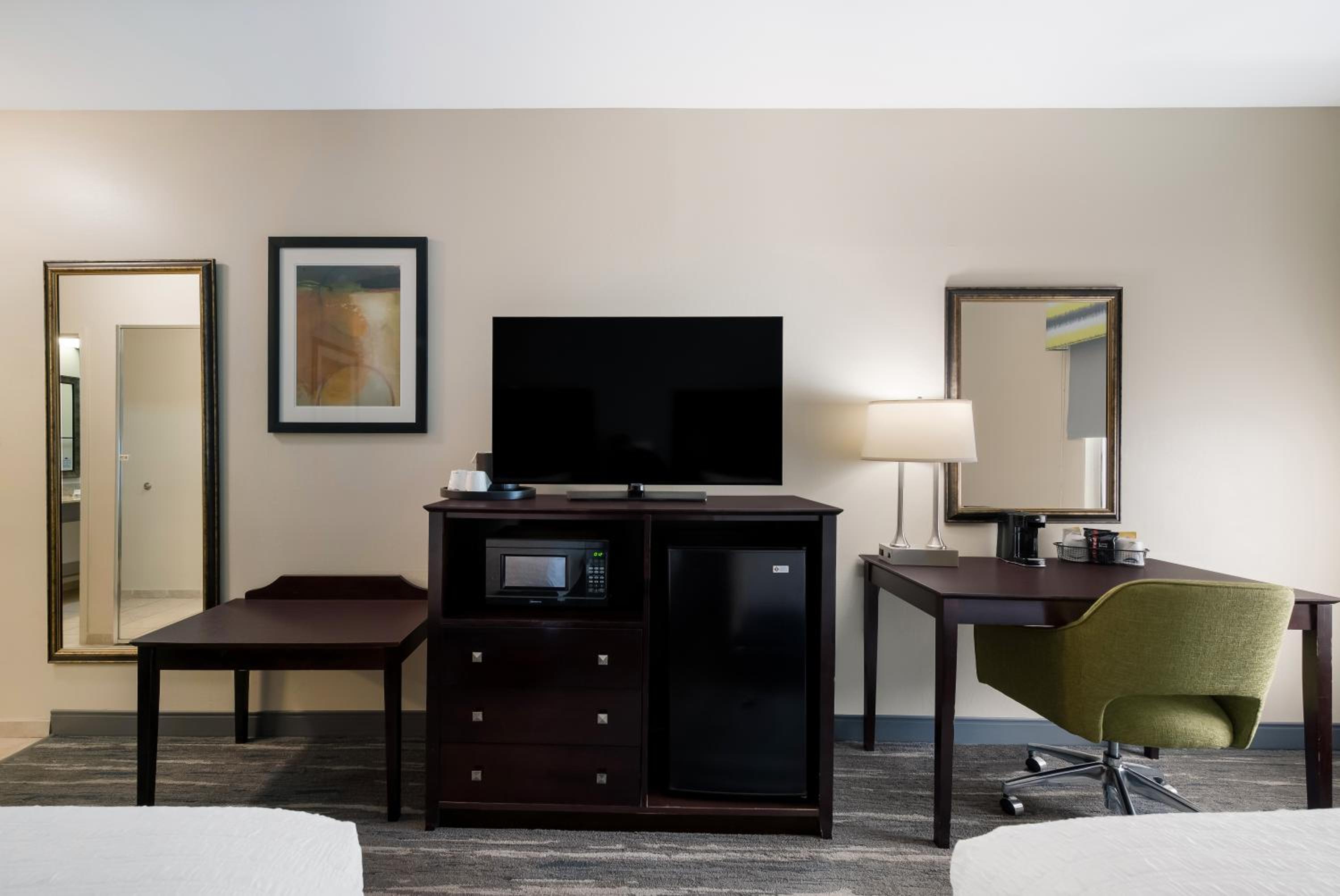 Queen Room with Two Queen Beds - Mobility Access/Non-Smoking - Photo 4
