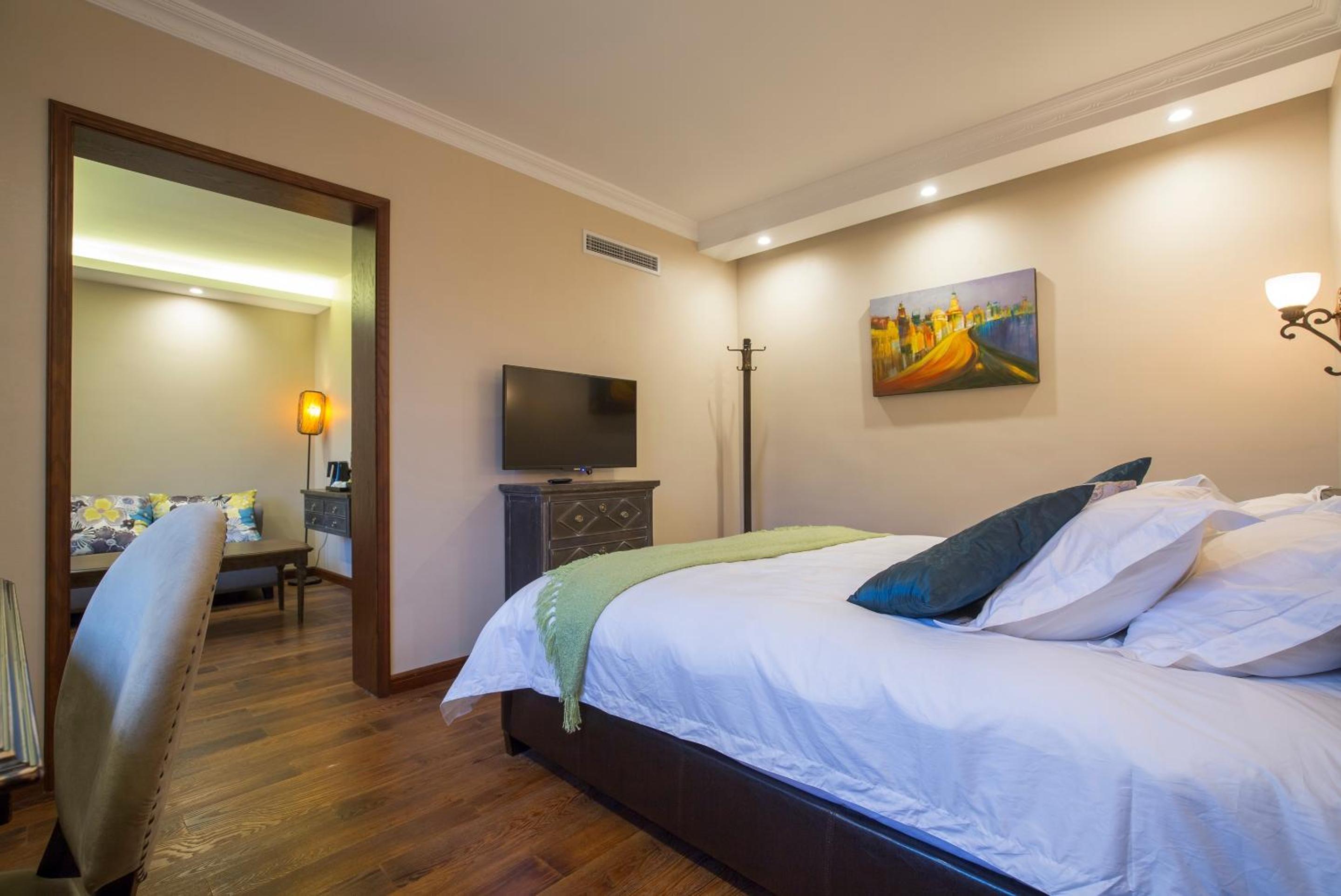 Suite - Photo 1