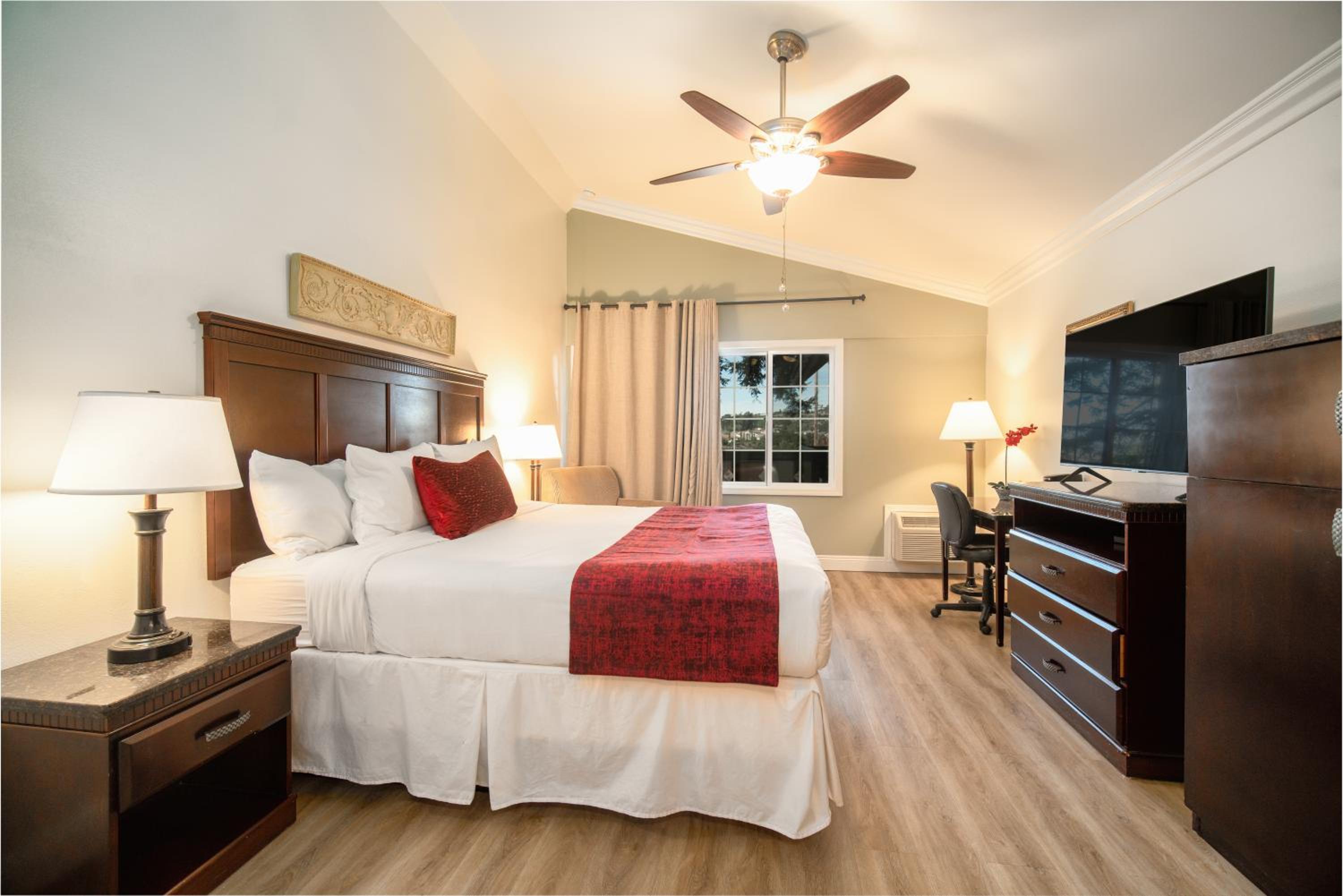 Suite with Hot Tub - Photo 3