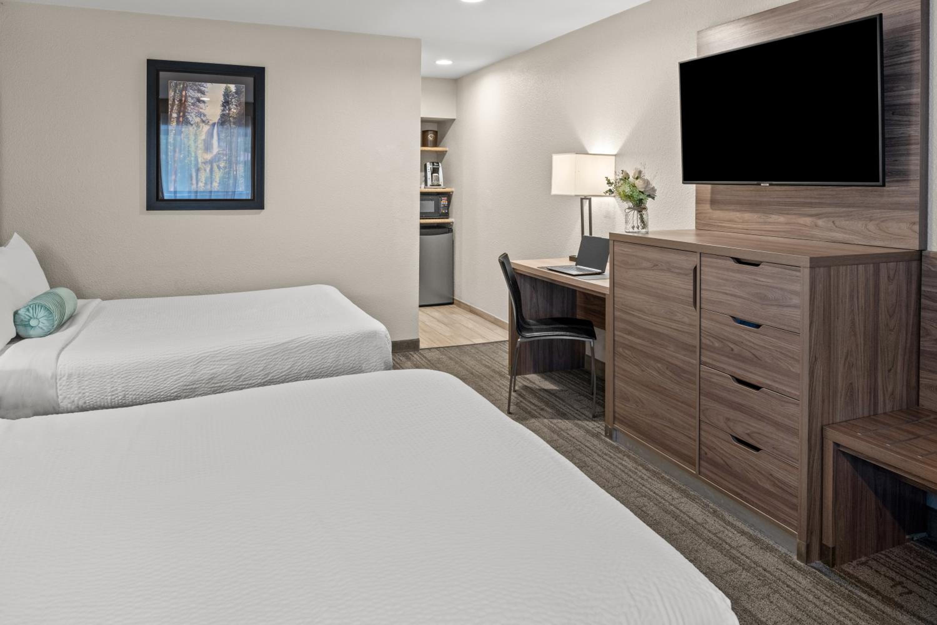 Queen Room with Two Queen Beds - Photo 4