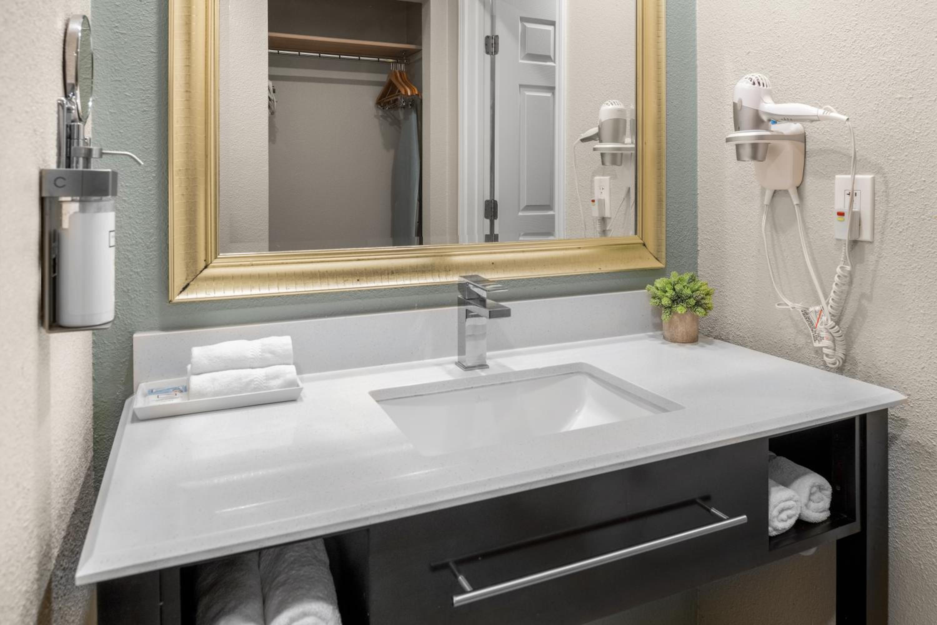 Queen Room with Two Queen Beds - Photo 5