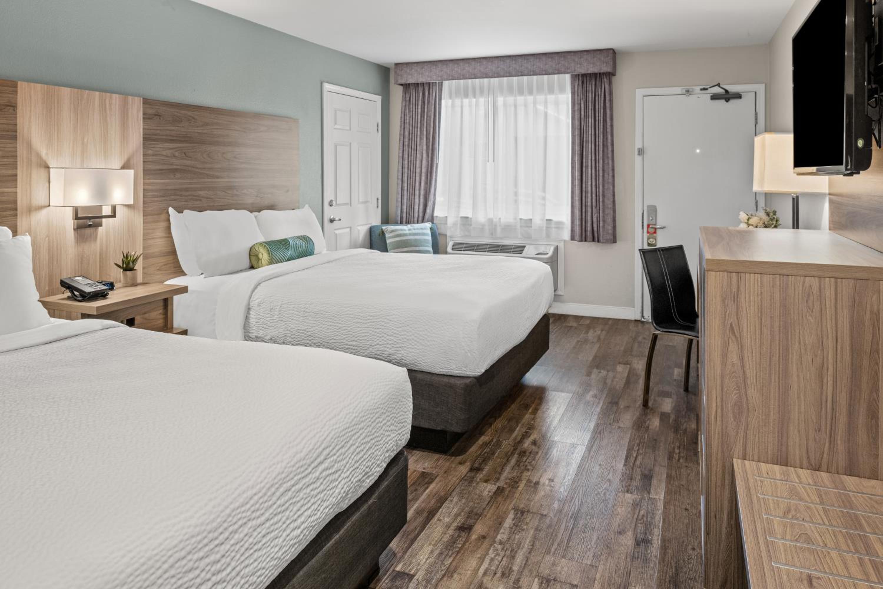 Queen Room with Two Queen Beds - Photo 3