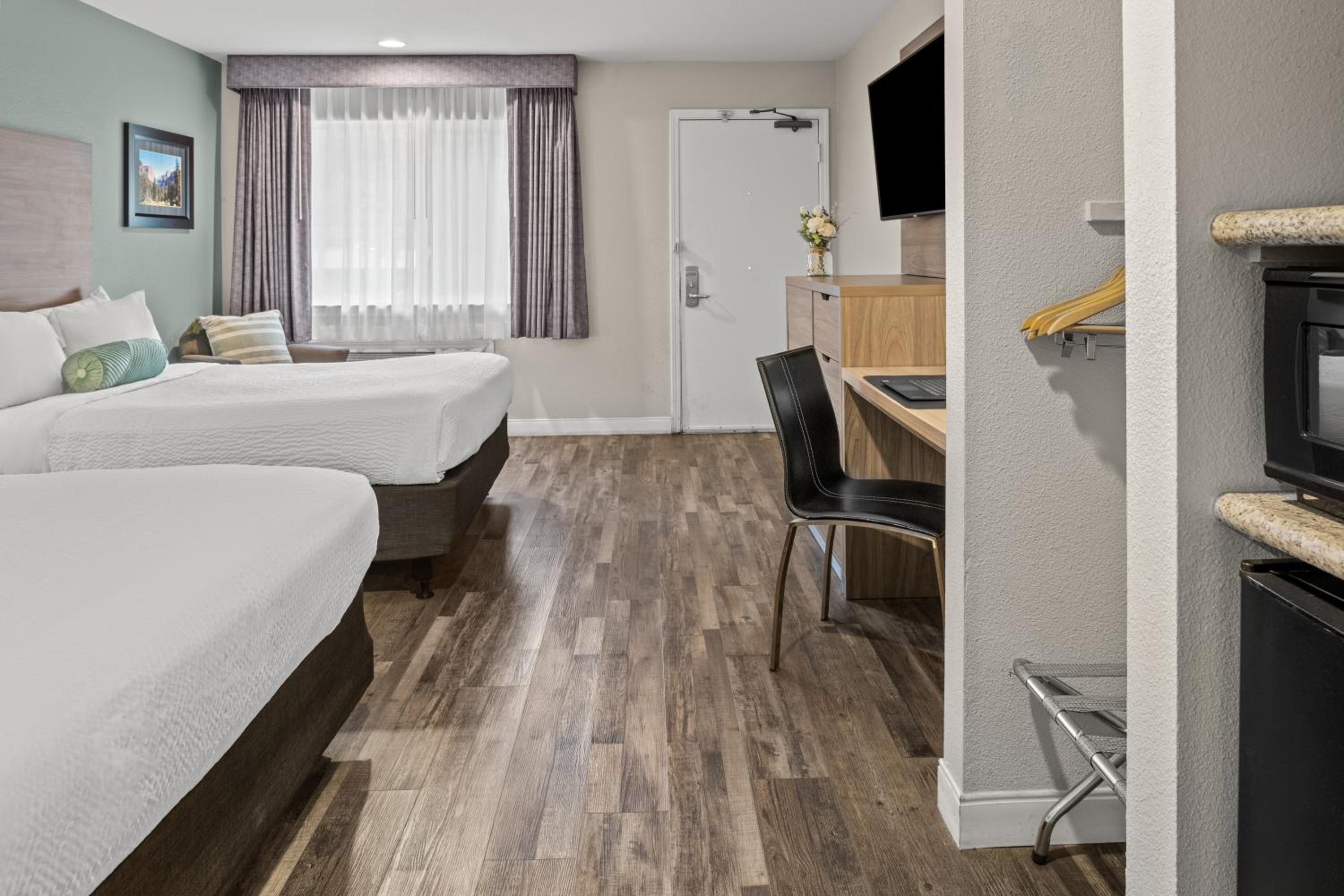 Queen Room with Two Queen Beds - Disability Access - Photo 4