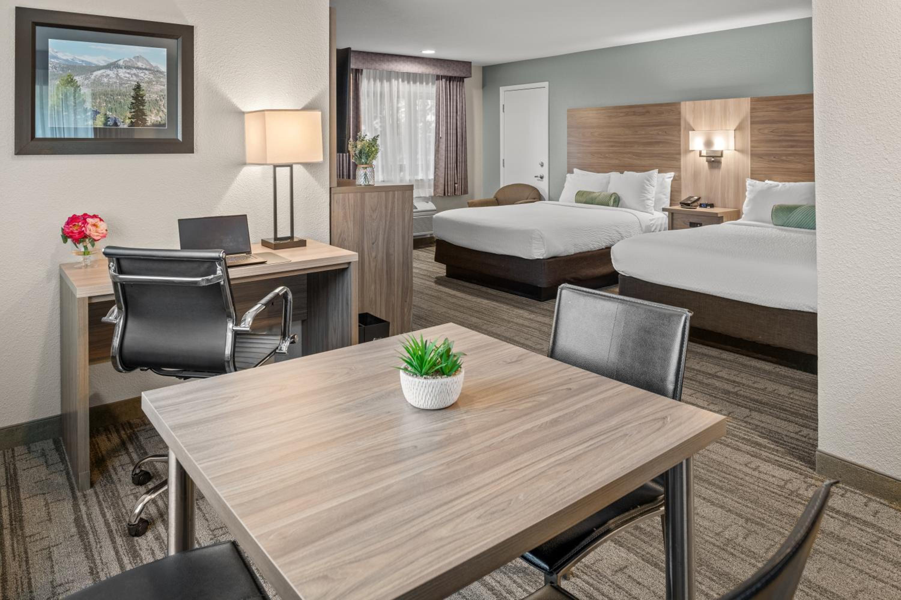 Deluxe Queen Room with Two Queen Beds - Photo 3
