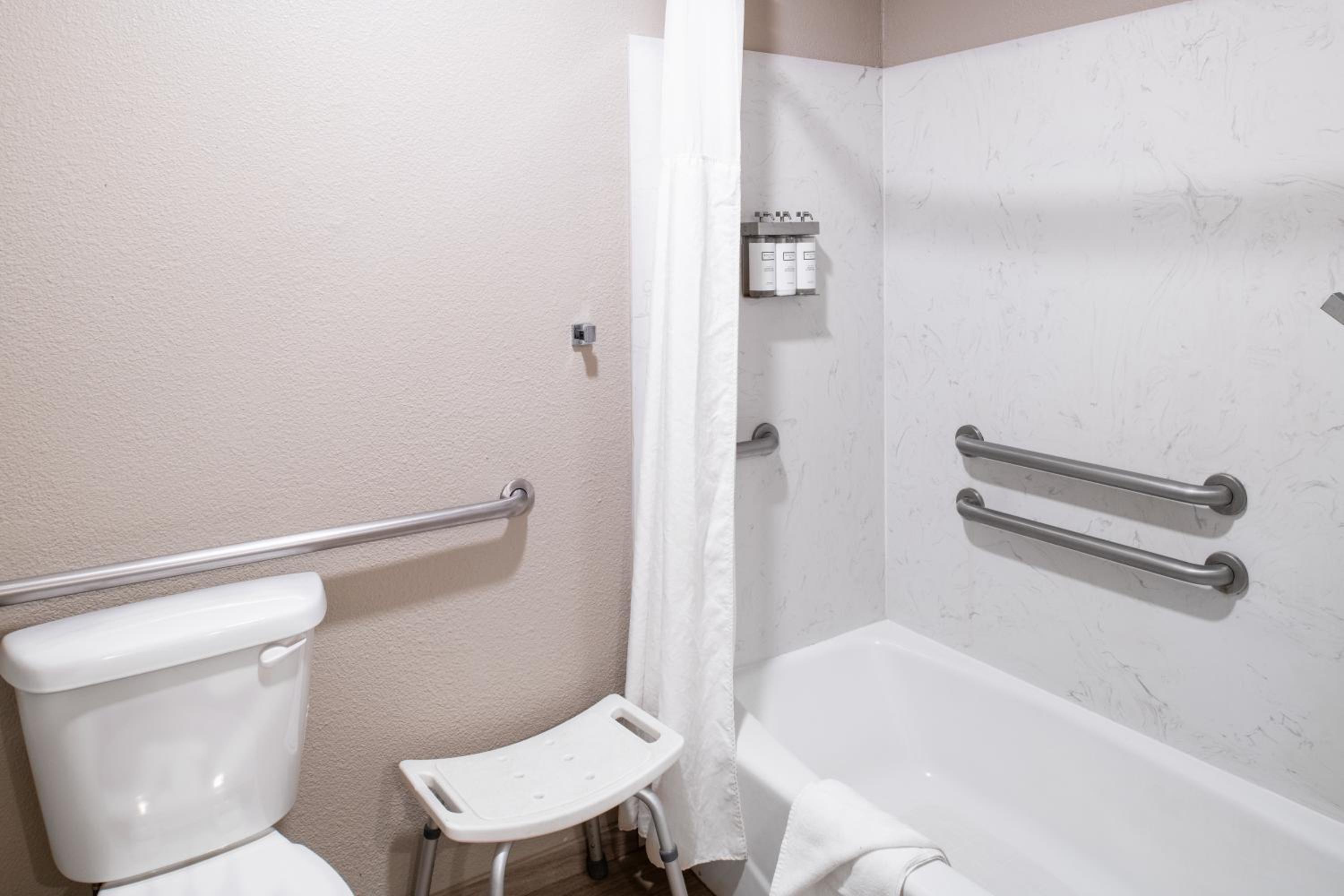 Queen Room with Two Queen Beds - Disability Access - Photo 3