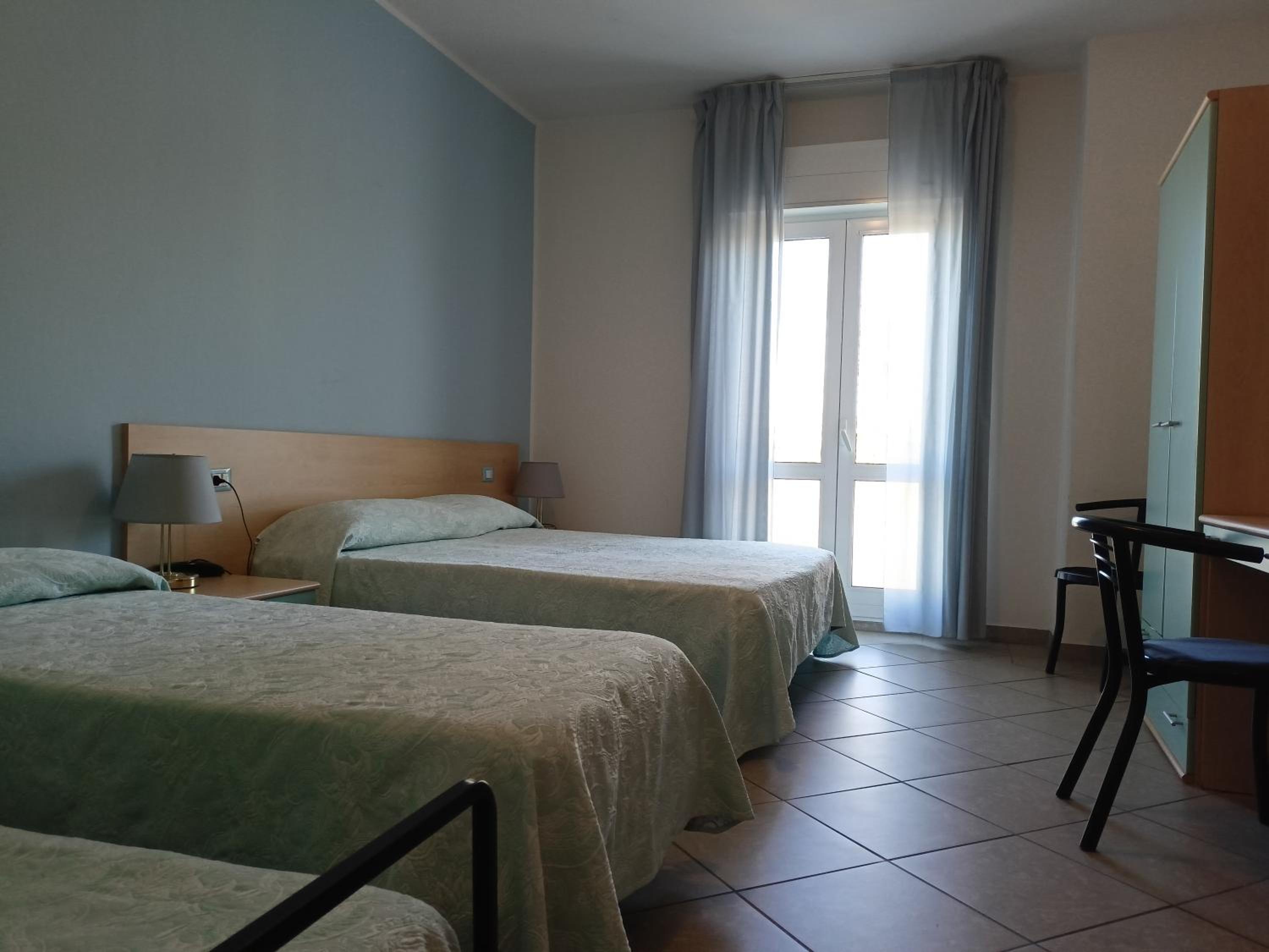 Quadruple Room with Balcony - Photo 1