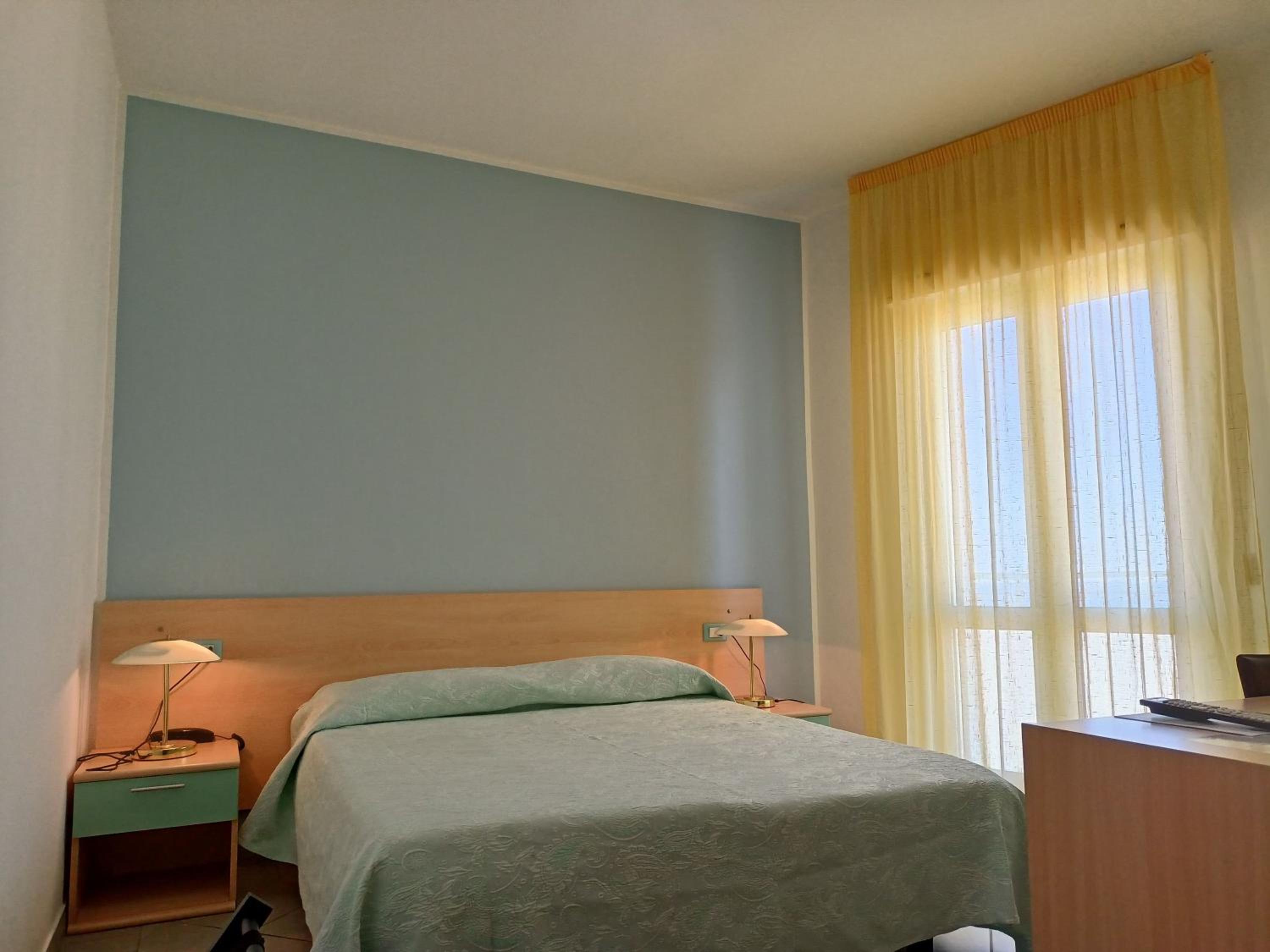 Double Room with Balcony and Sea View - Photo 1