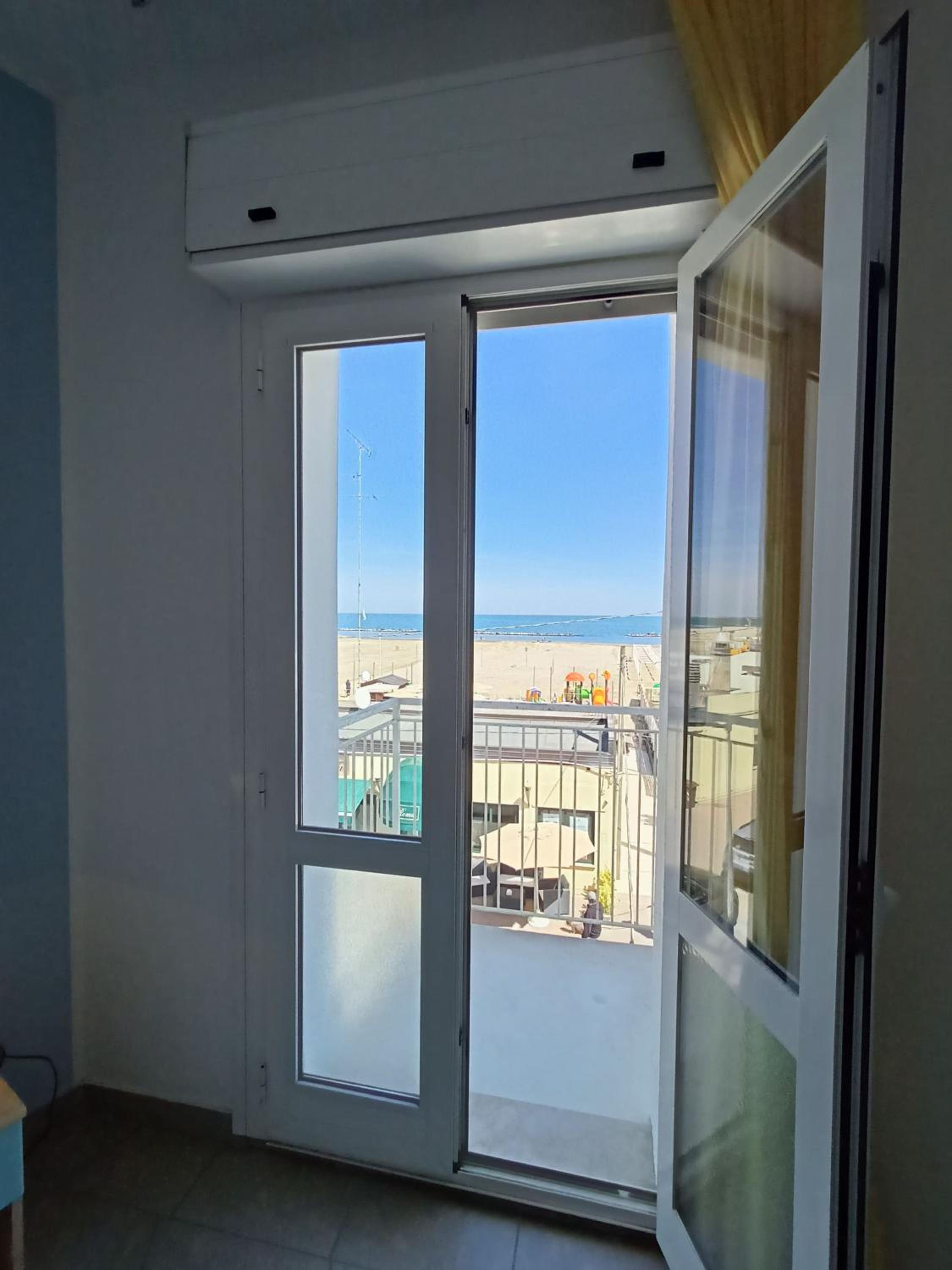 Double Room with Balcony and Sea View - Photo 3
