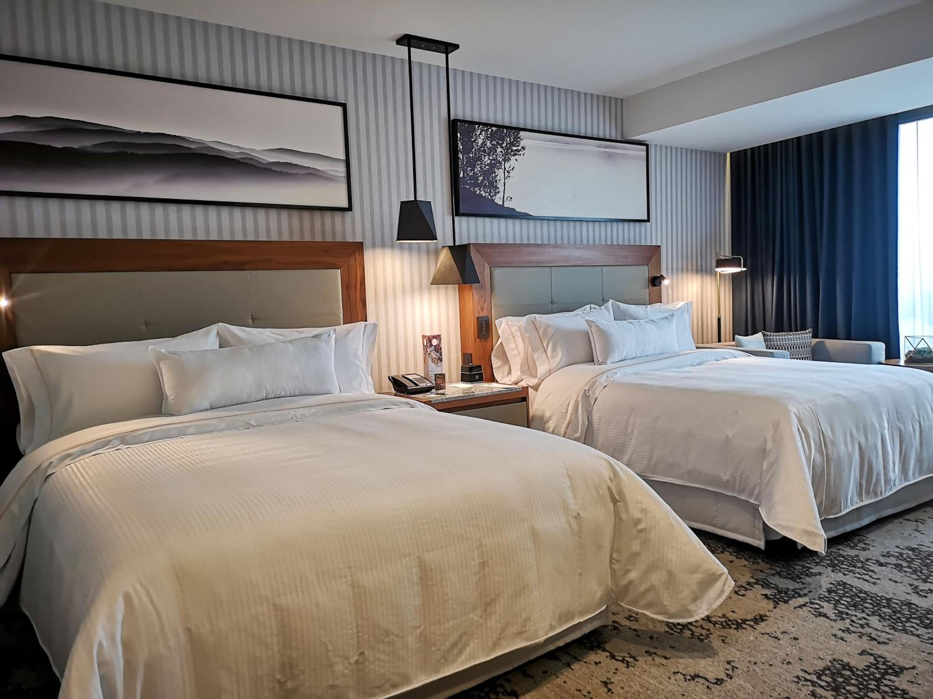 Deluxe Room, Guest Room, 2 Queen, Mountain View