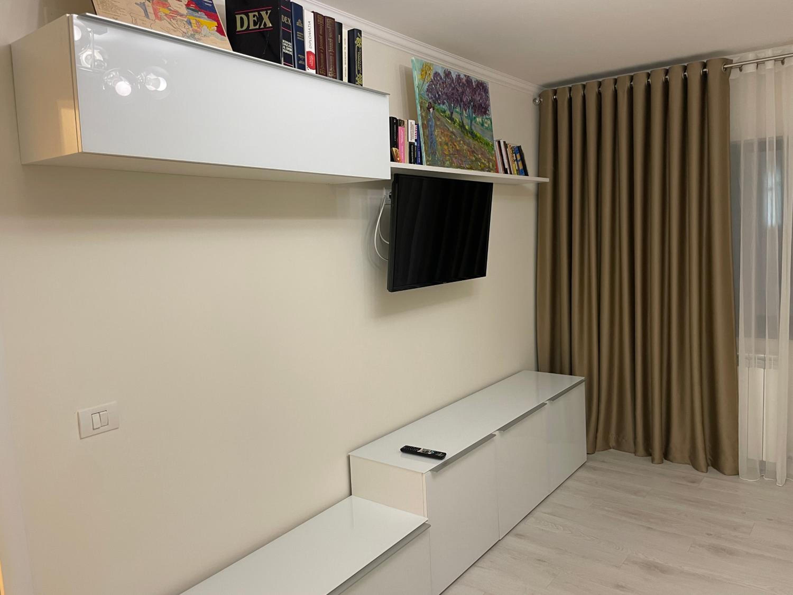 One-Bedroom Apartment photo 1