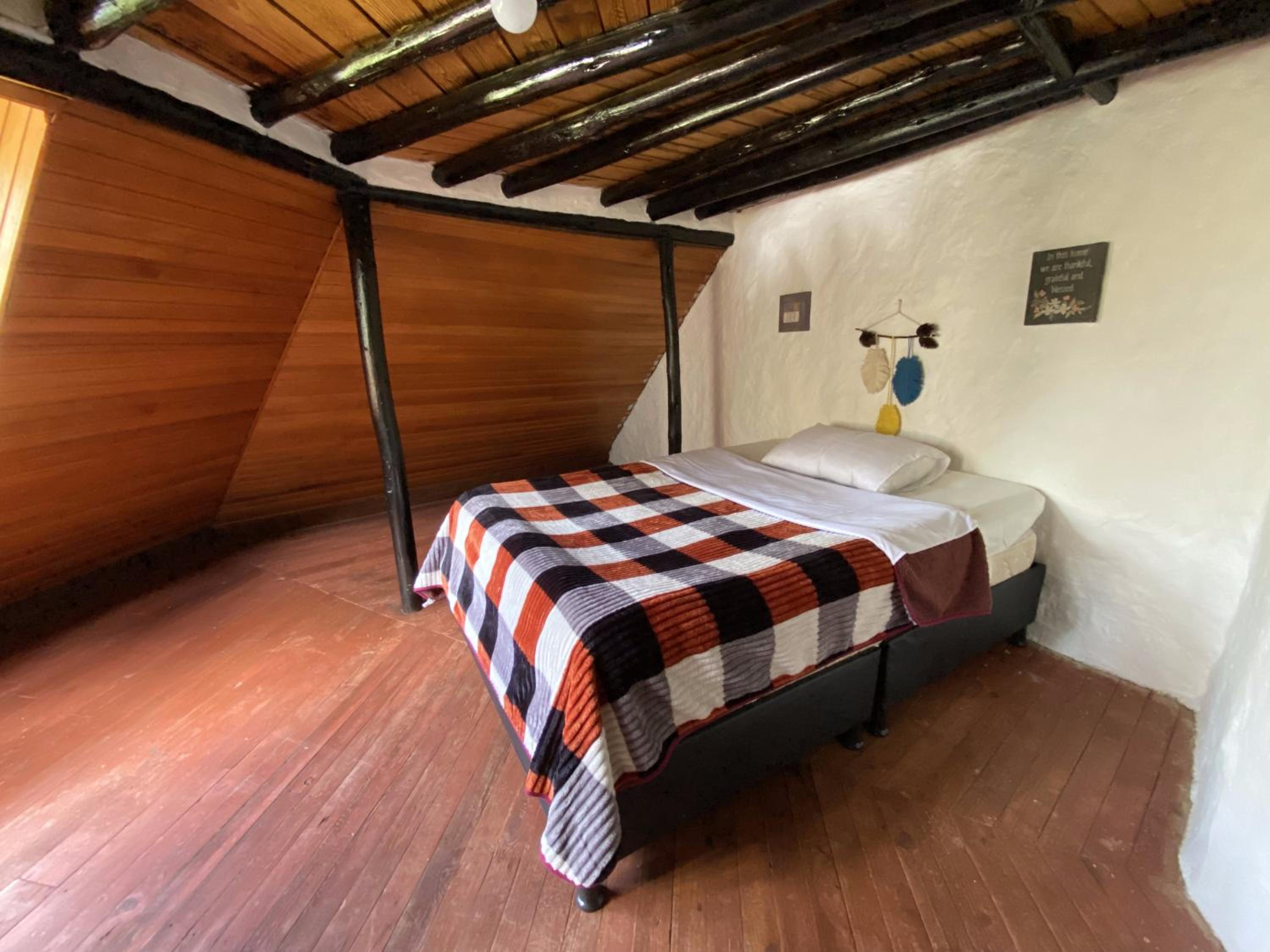 Five-Bedroom House photo 1