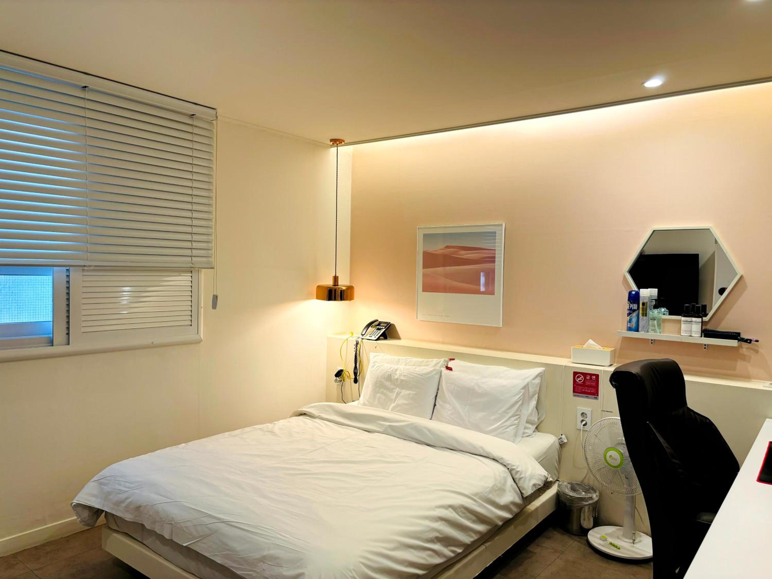 Queen Room photo 2