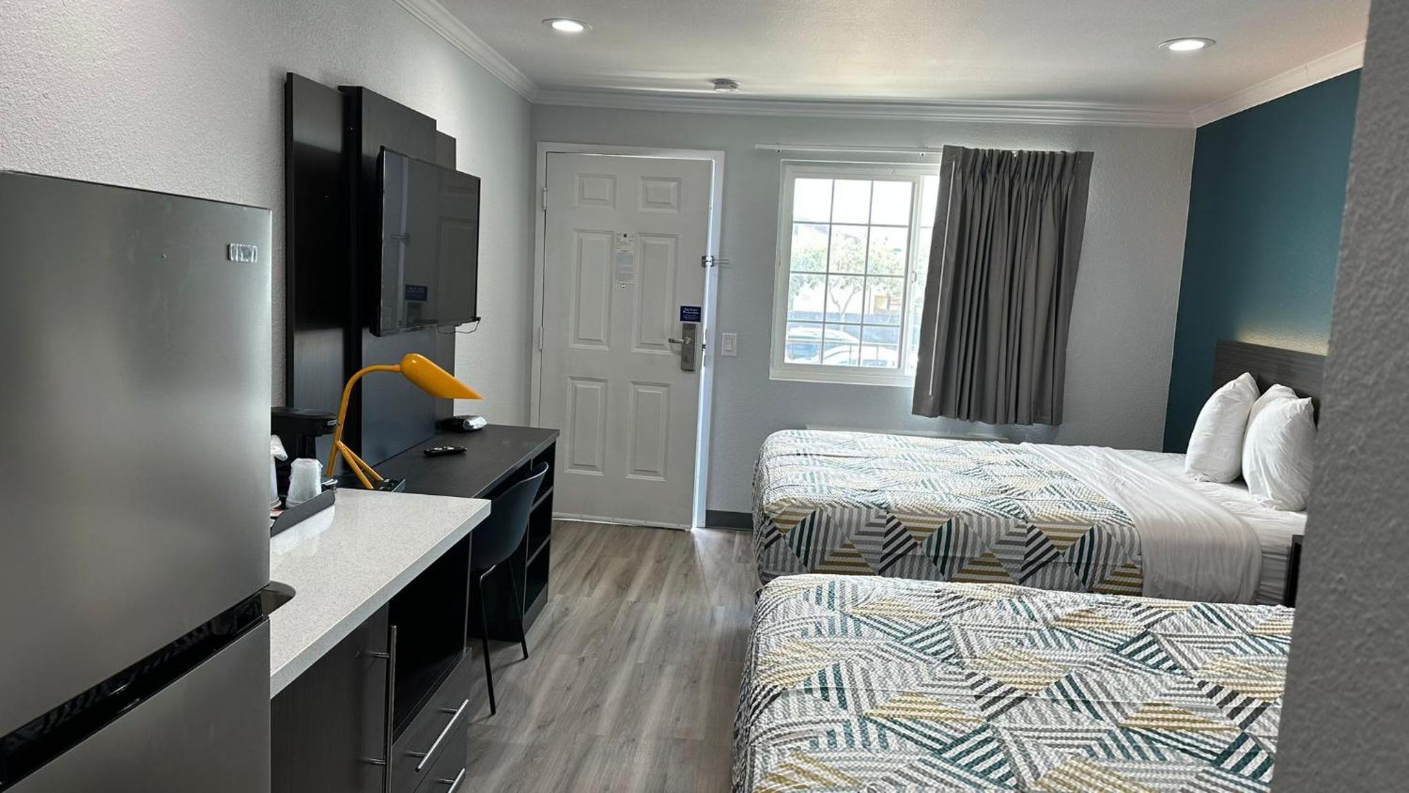 Deluxe Queen Room with Two Queen Beds - Non-Smoking - Photo 14
