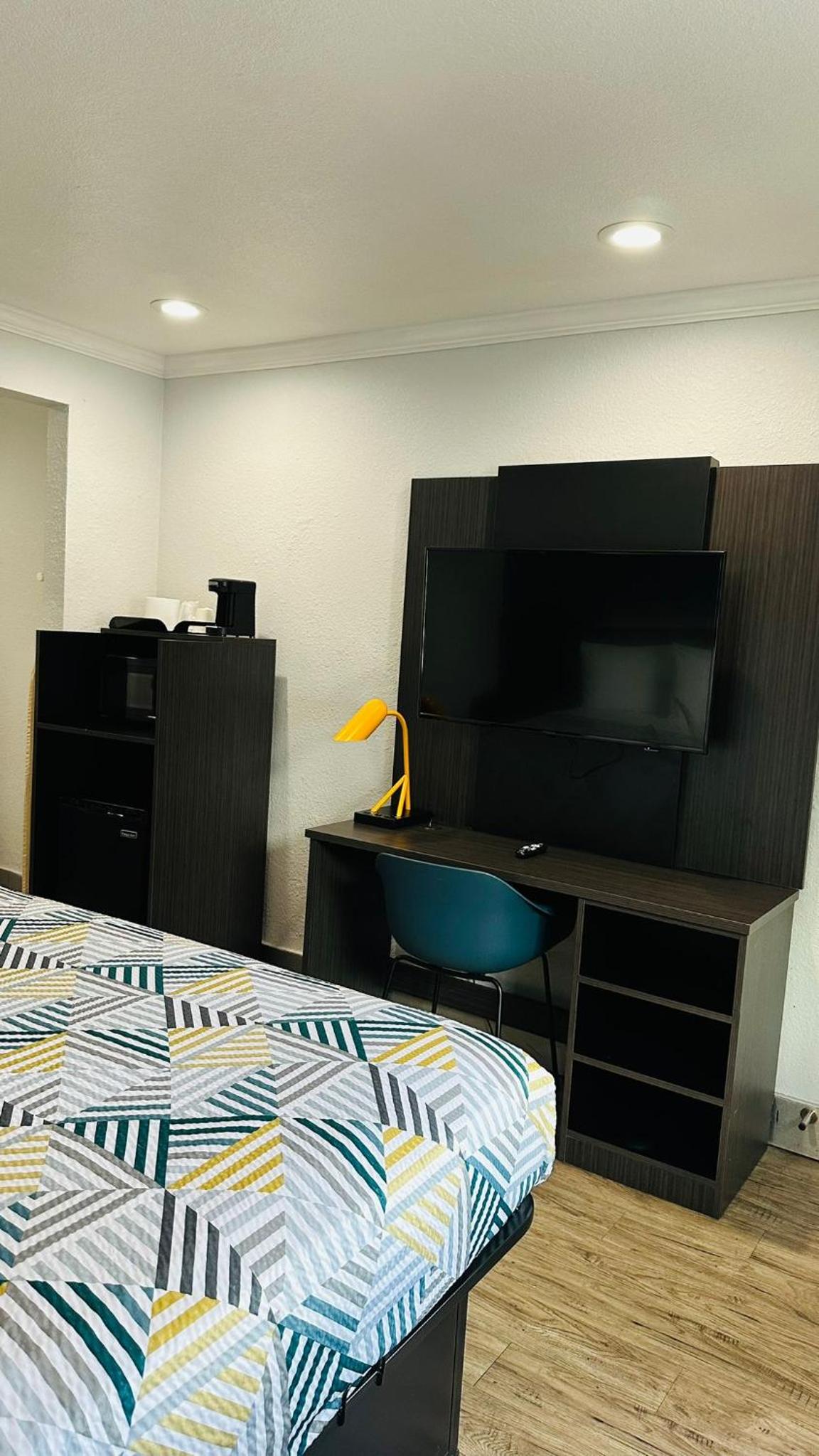King Room - Non-Smoking - Photo 5