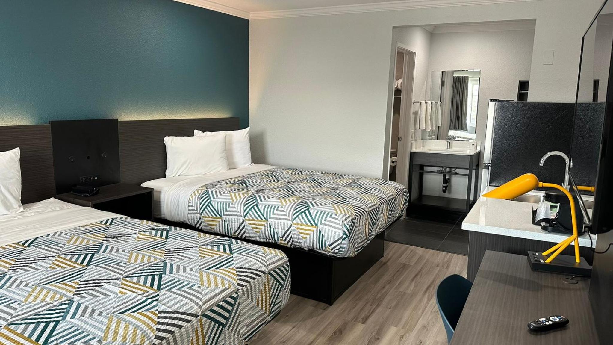 Deluxe Queen Room with Two Queen Beds - Non-Smoking - Photo 6