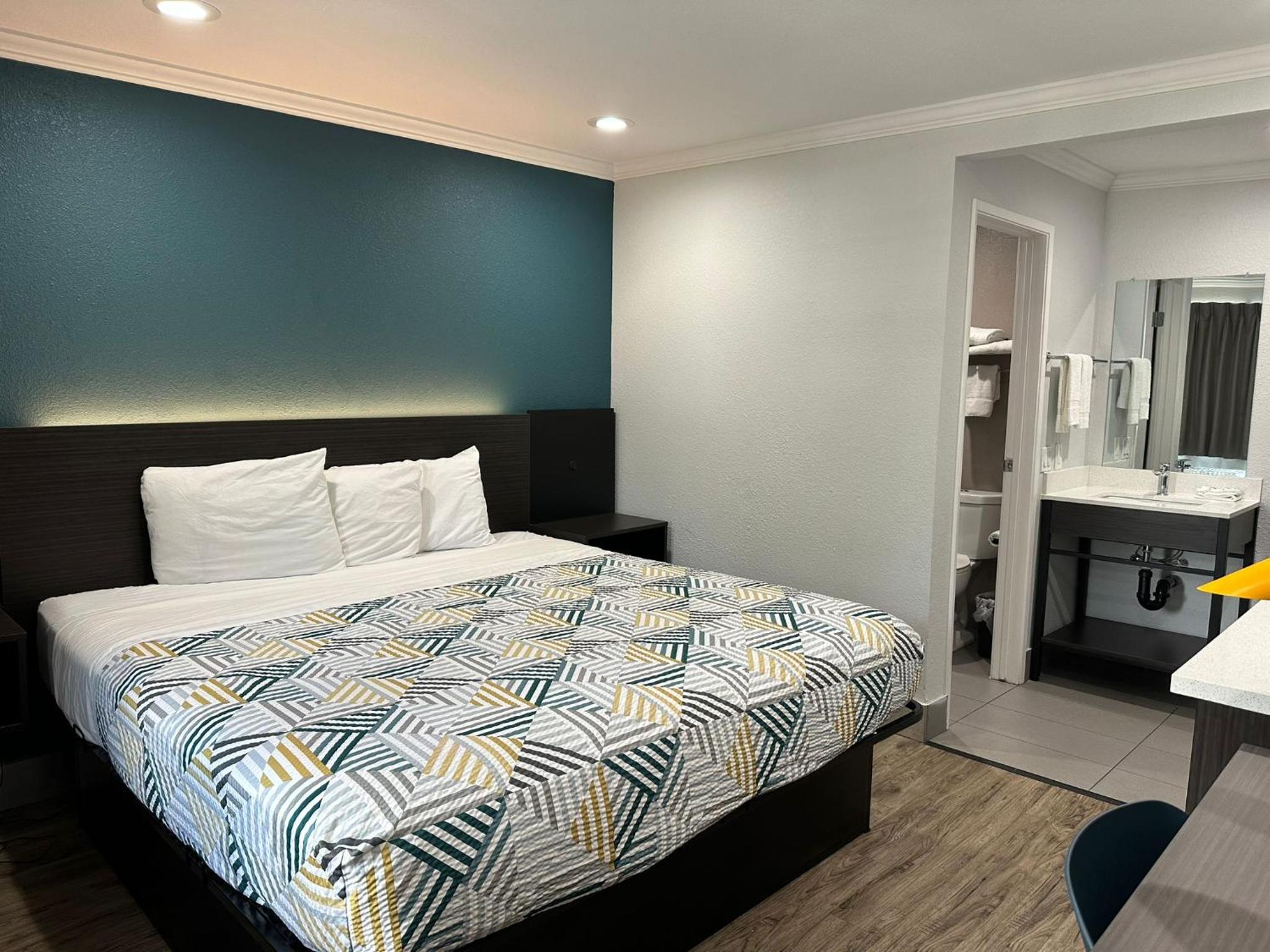 King Room - Non-Smoking - Photo 22
