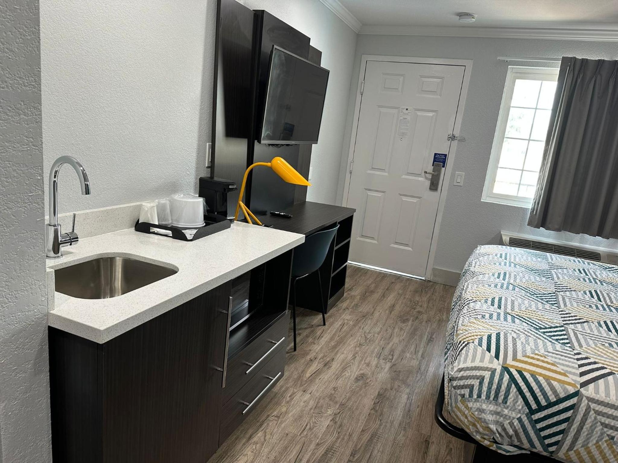 King Room with Roll-in Shower - Disability Access - Non-Smoking - Photo 11