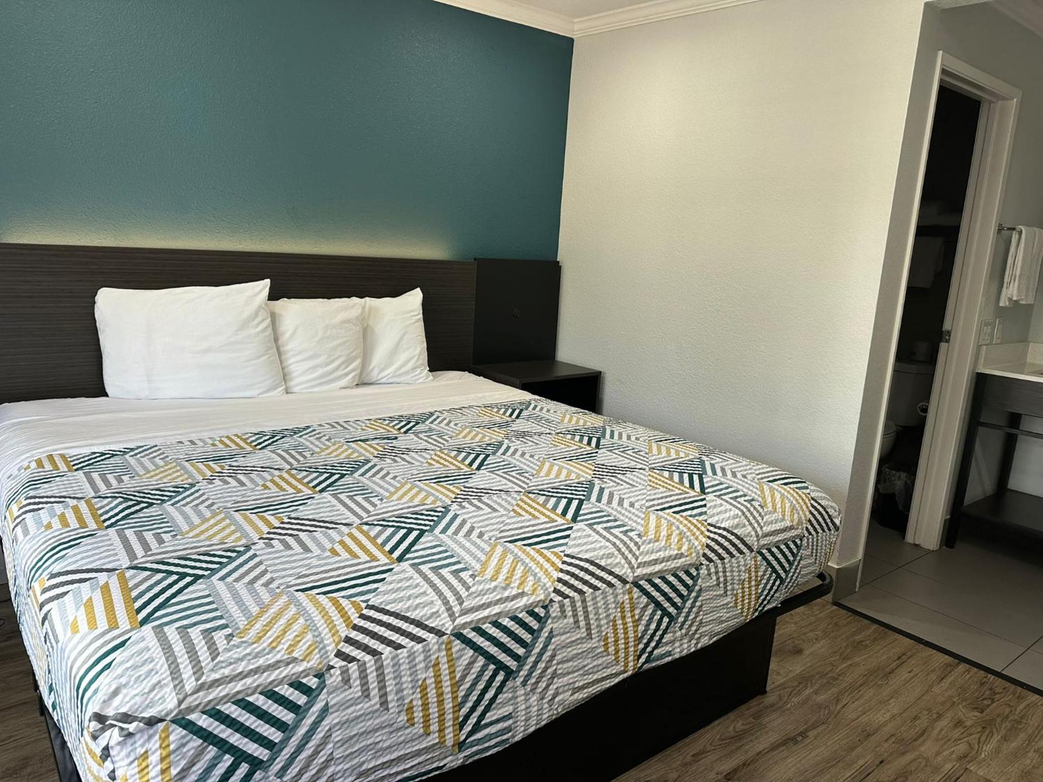 King Room - Non-Smoking - Photo 23
