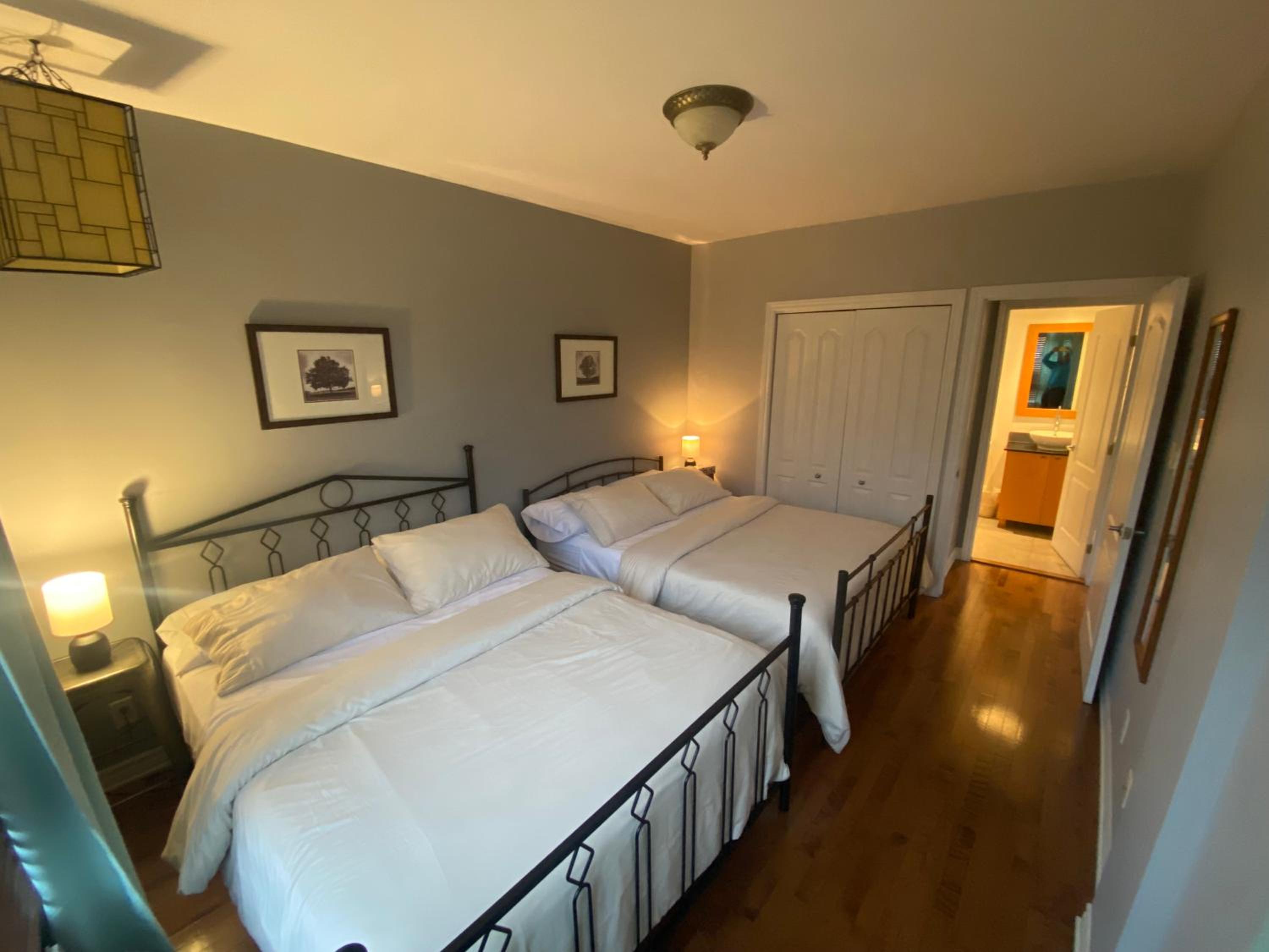Sunset Suite 403 thumbnail 5