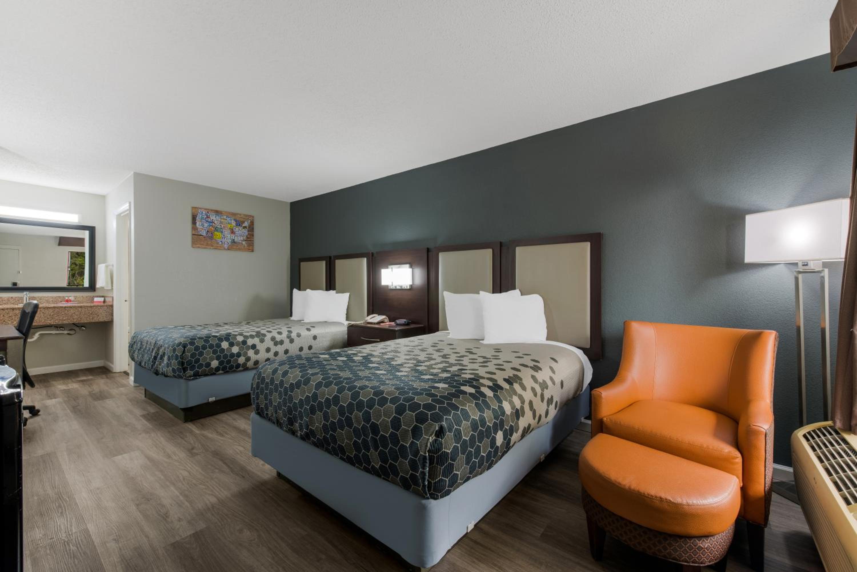 1 King Bed - Non Smoking photo 2