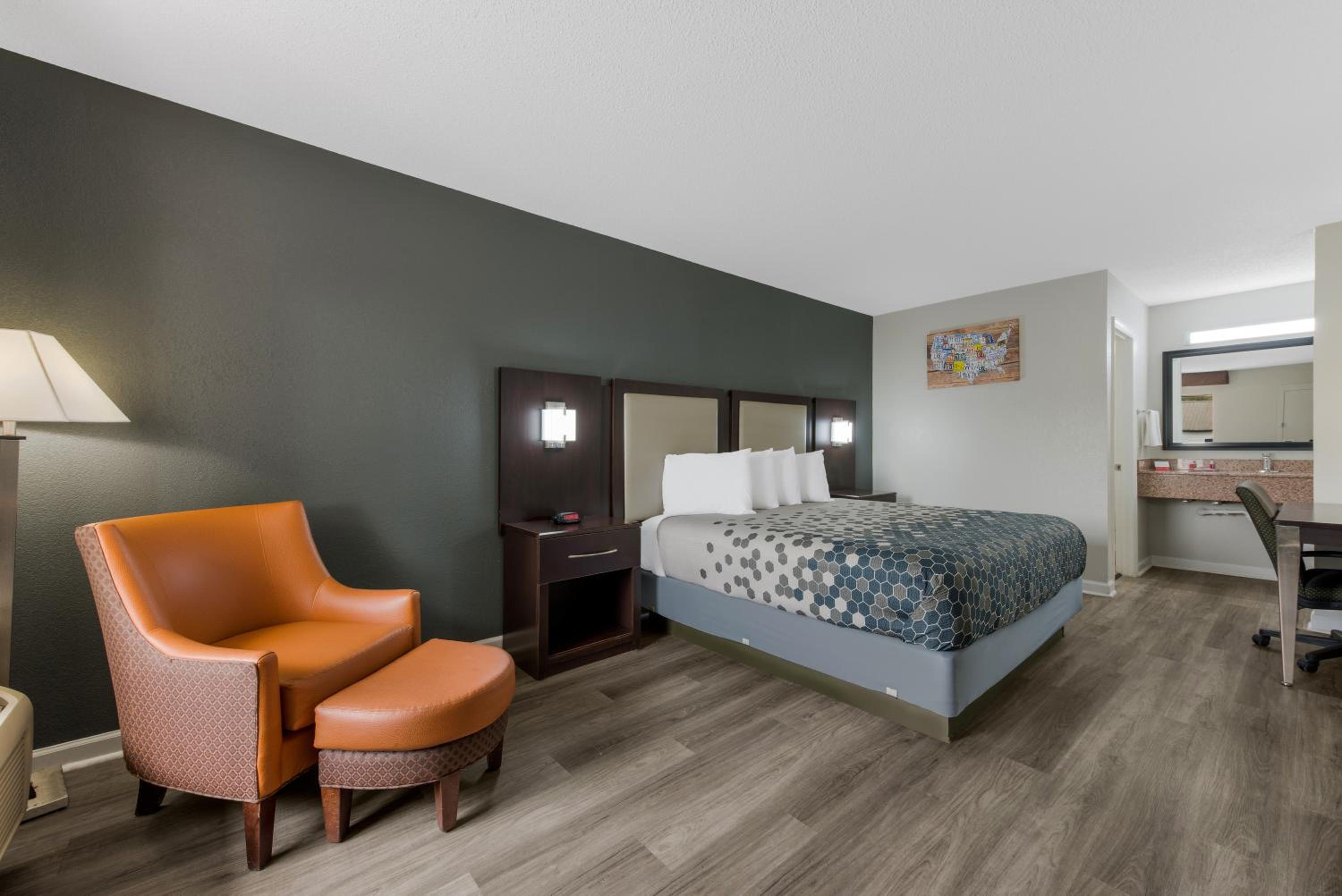 1 King Bed - Non Smoking photo 3