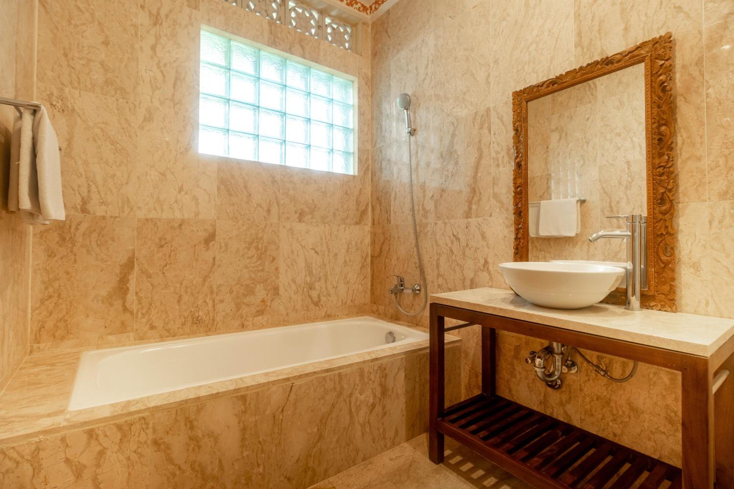 Double Room with Balcony - Photo 5