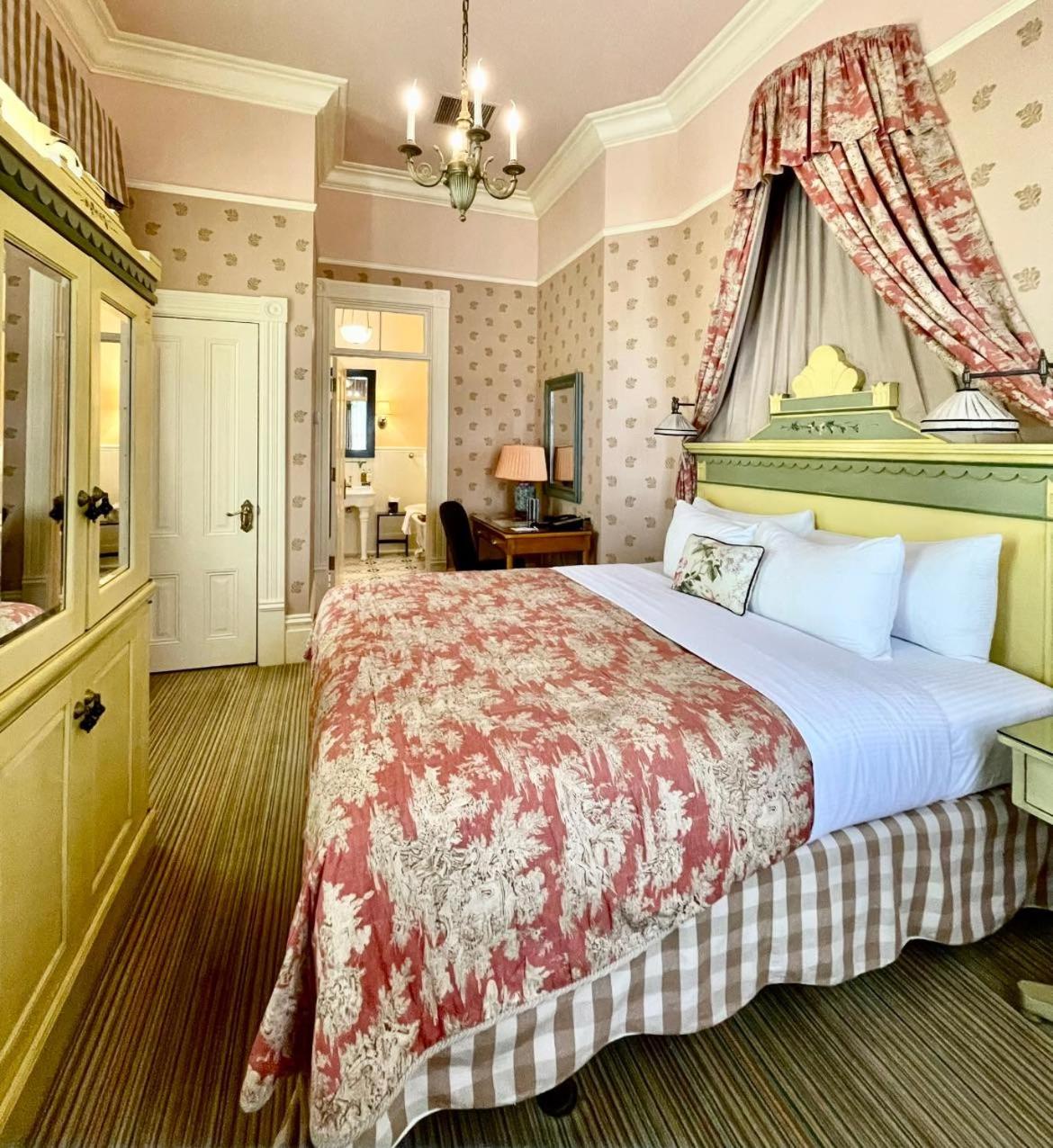 Deluxe King Room photo 1