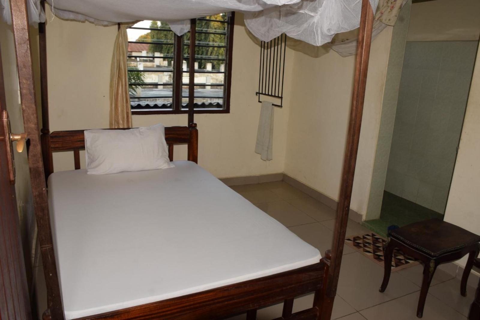 Budget Double Room - Photo 3