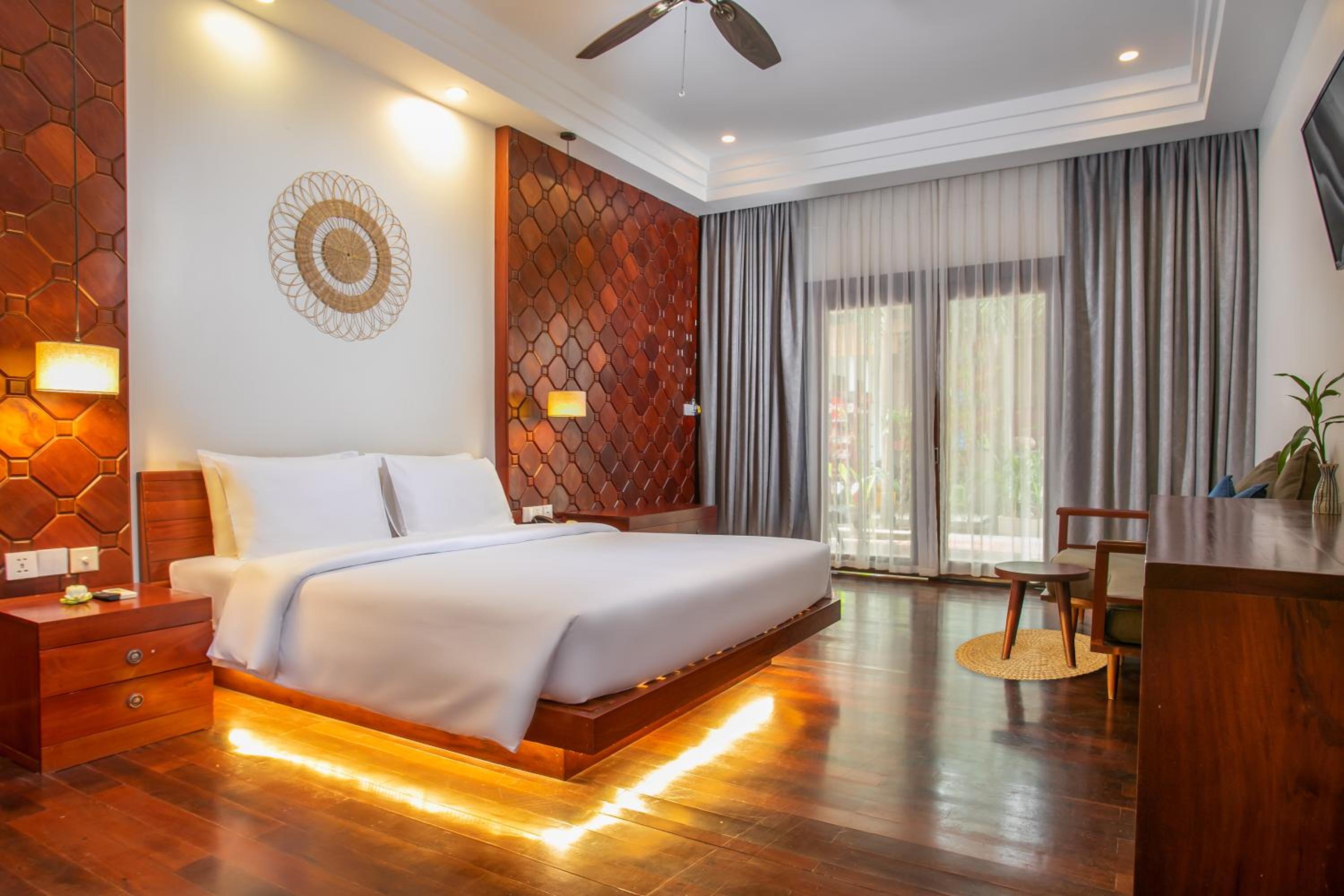 Suite with Pool View - Photo 7
