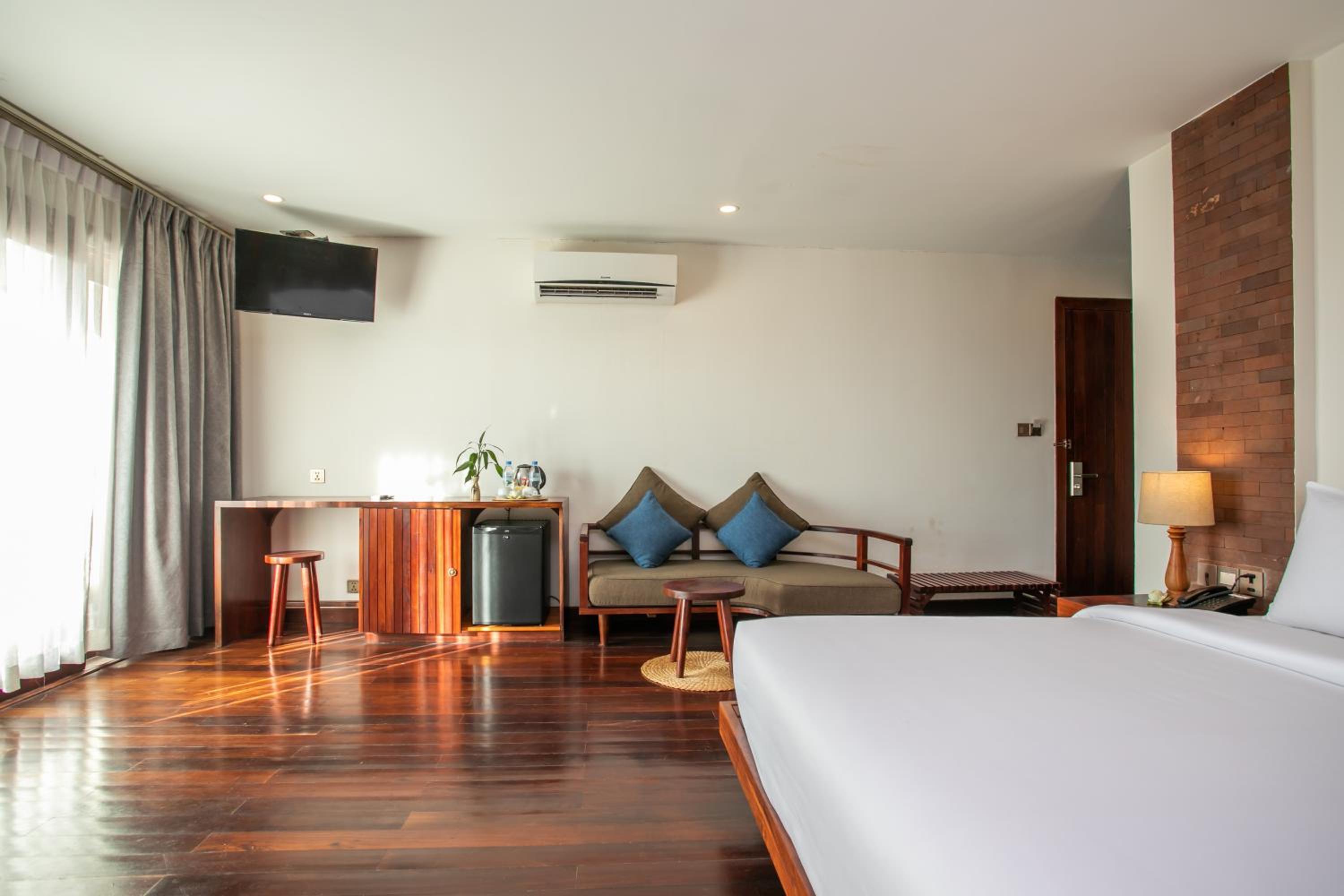 Suite with Pool View - Photo 5