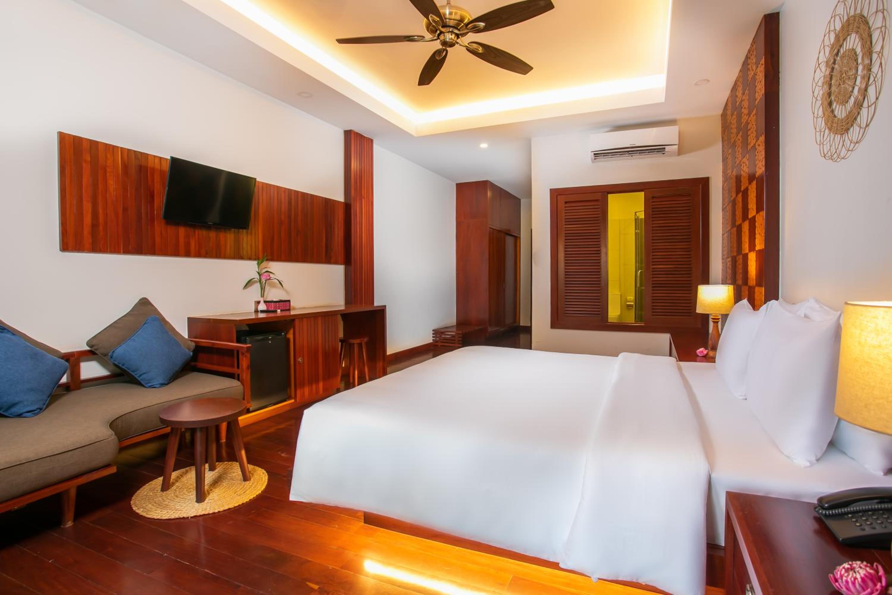 Suite with Pool View - Photo 4
