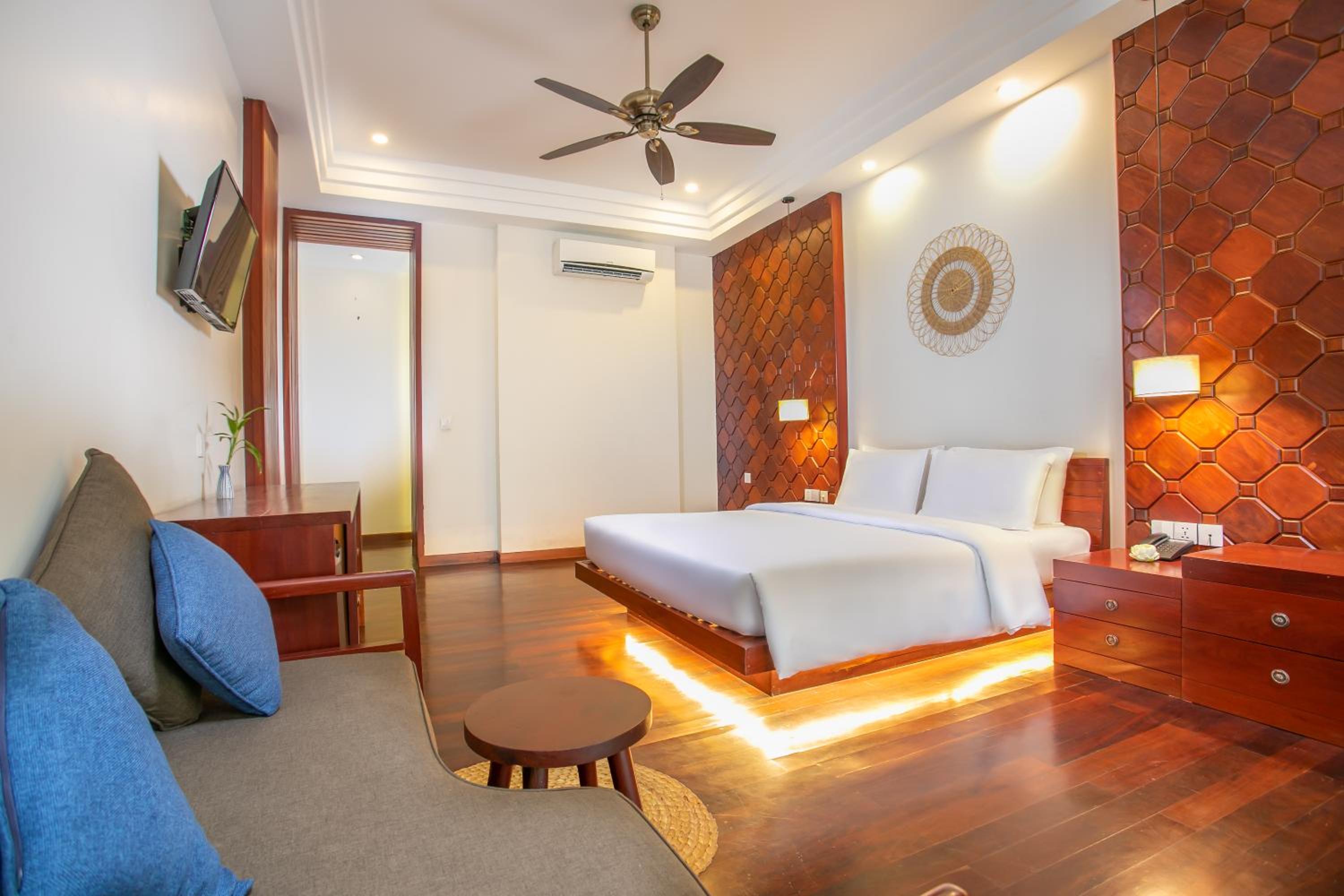 Suite with Pool View - Photo 6