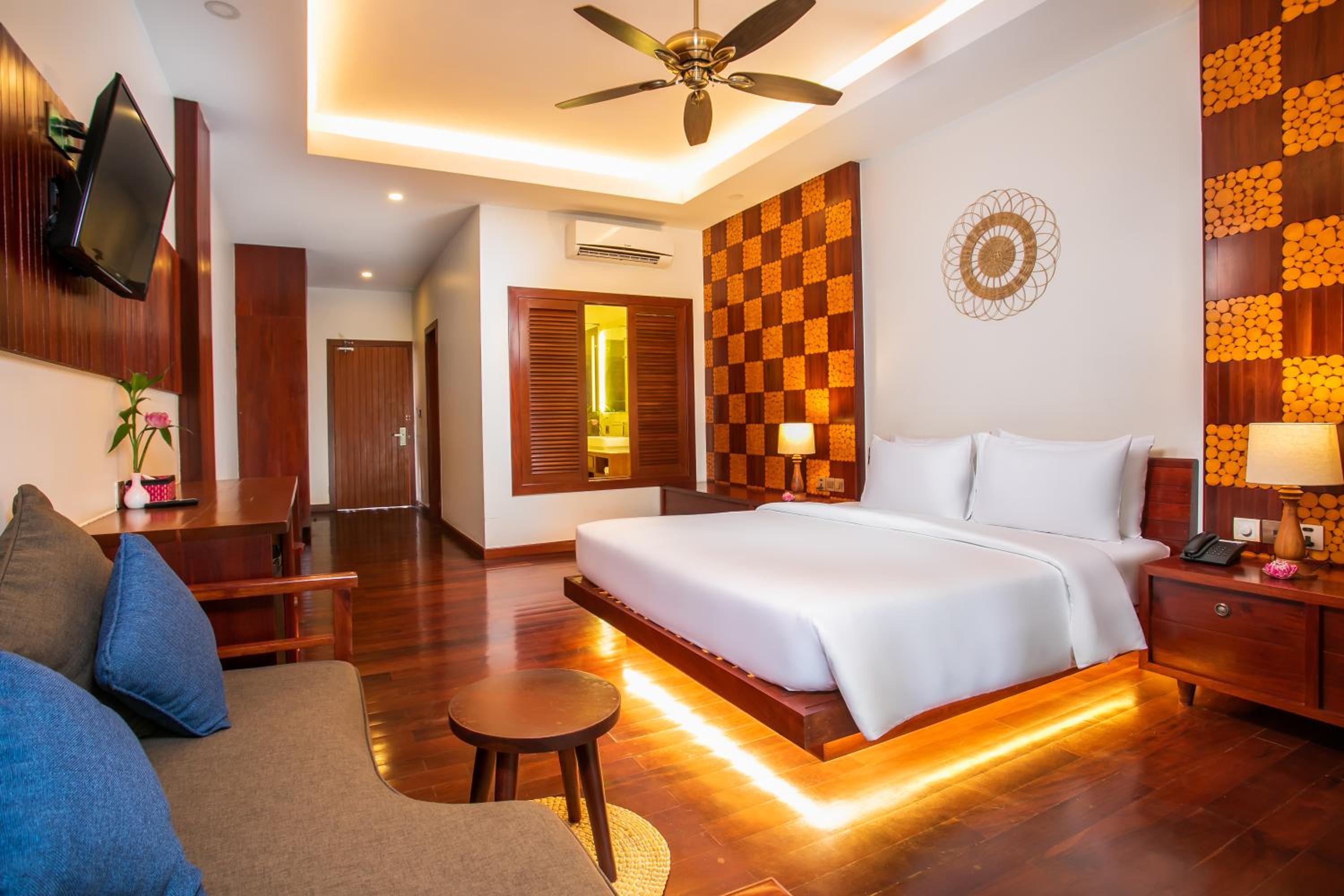 King Suite - Photo 2