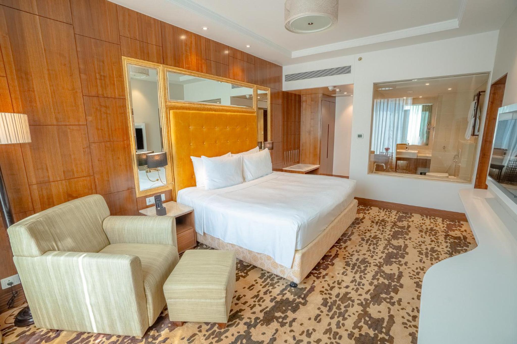 One-Bedroom Suite with Complimentary 4 pcs for Ironing per stay , 20% discount on food and soft beverage and access to business lounge