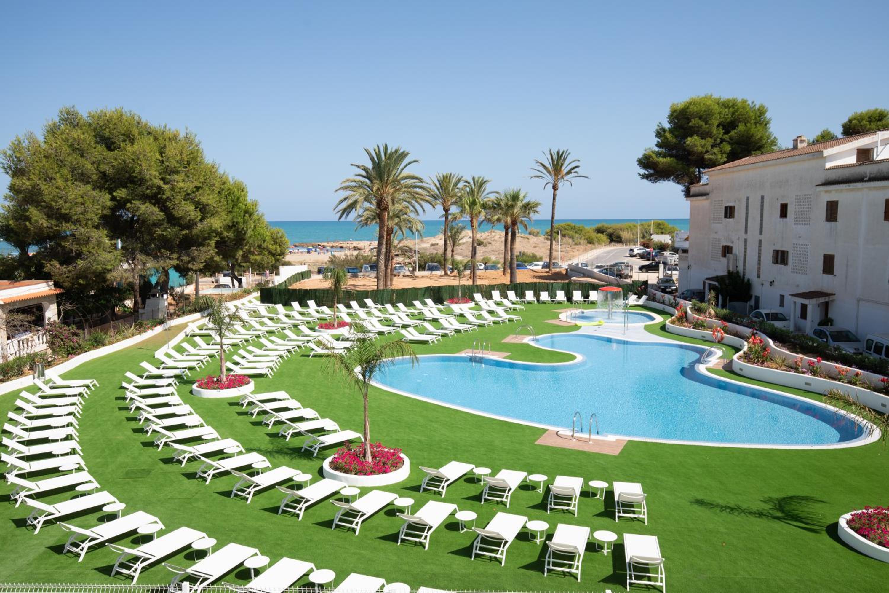 Apartamento con piscina y vista al mar