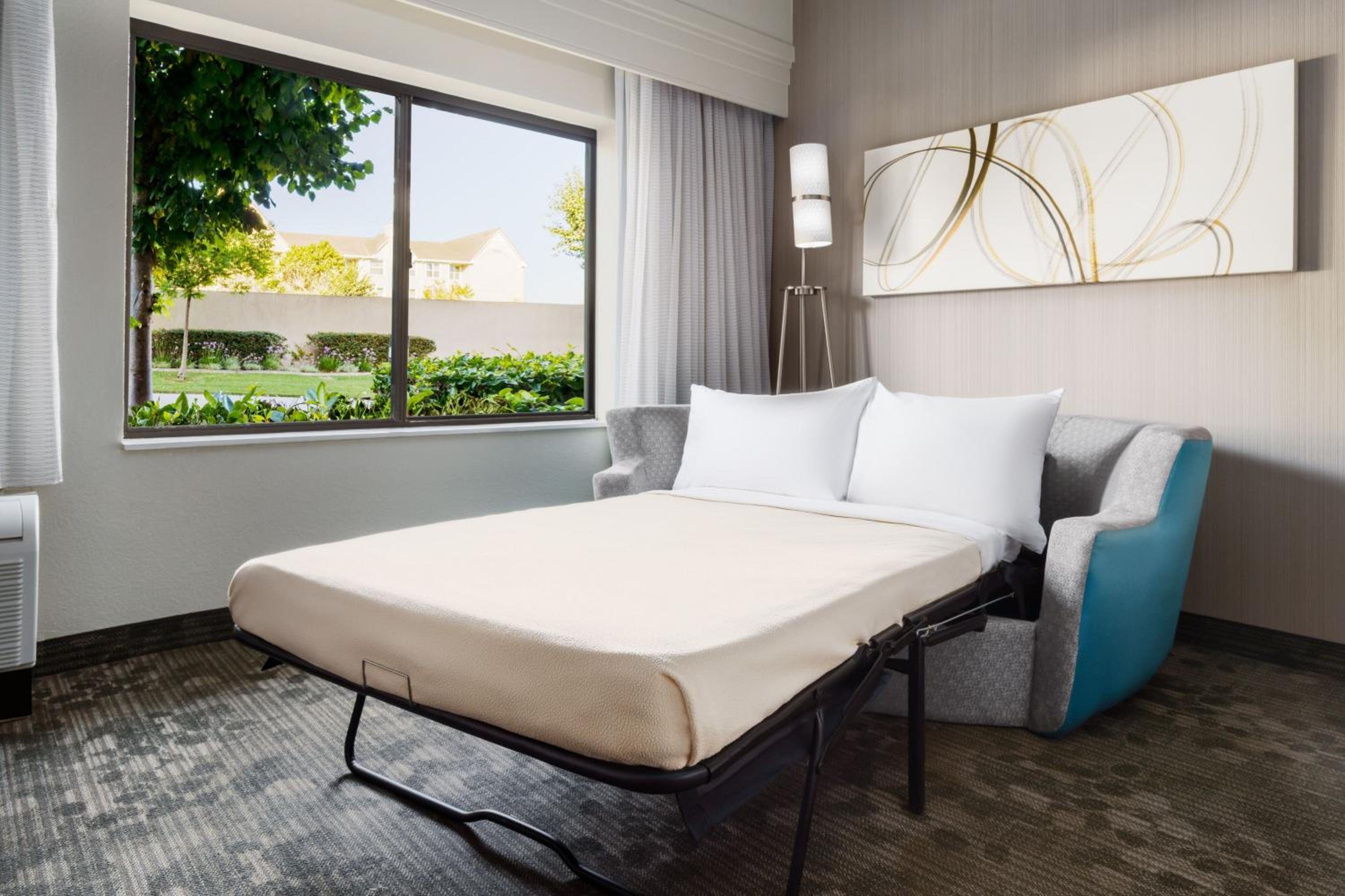 King Room with Sofa Bed - Photo 9
