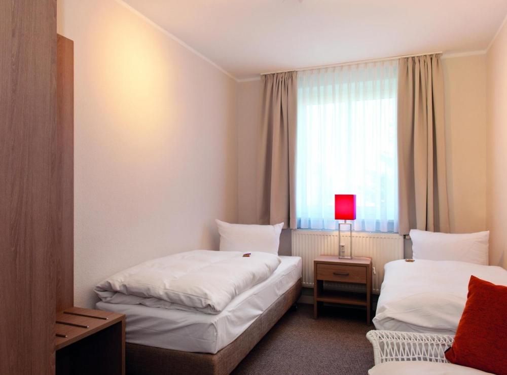 Two-Bedroom Apartment with Garden View (1.2 mi away) photo 3