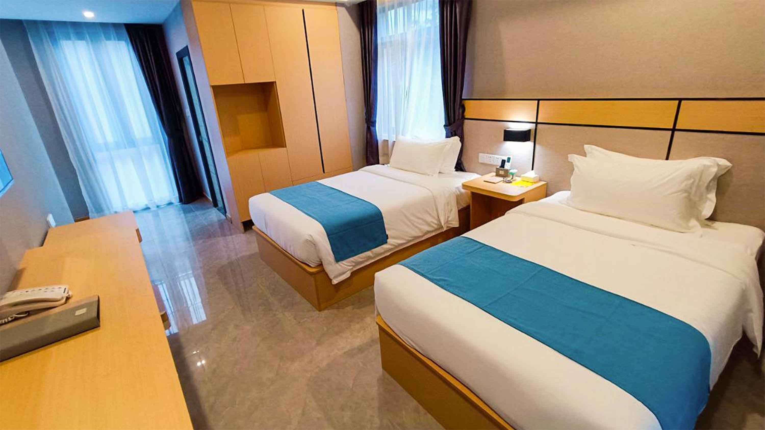 Deluxe Twin Room with Balcony - Photo 5