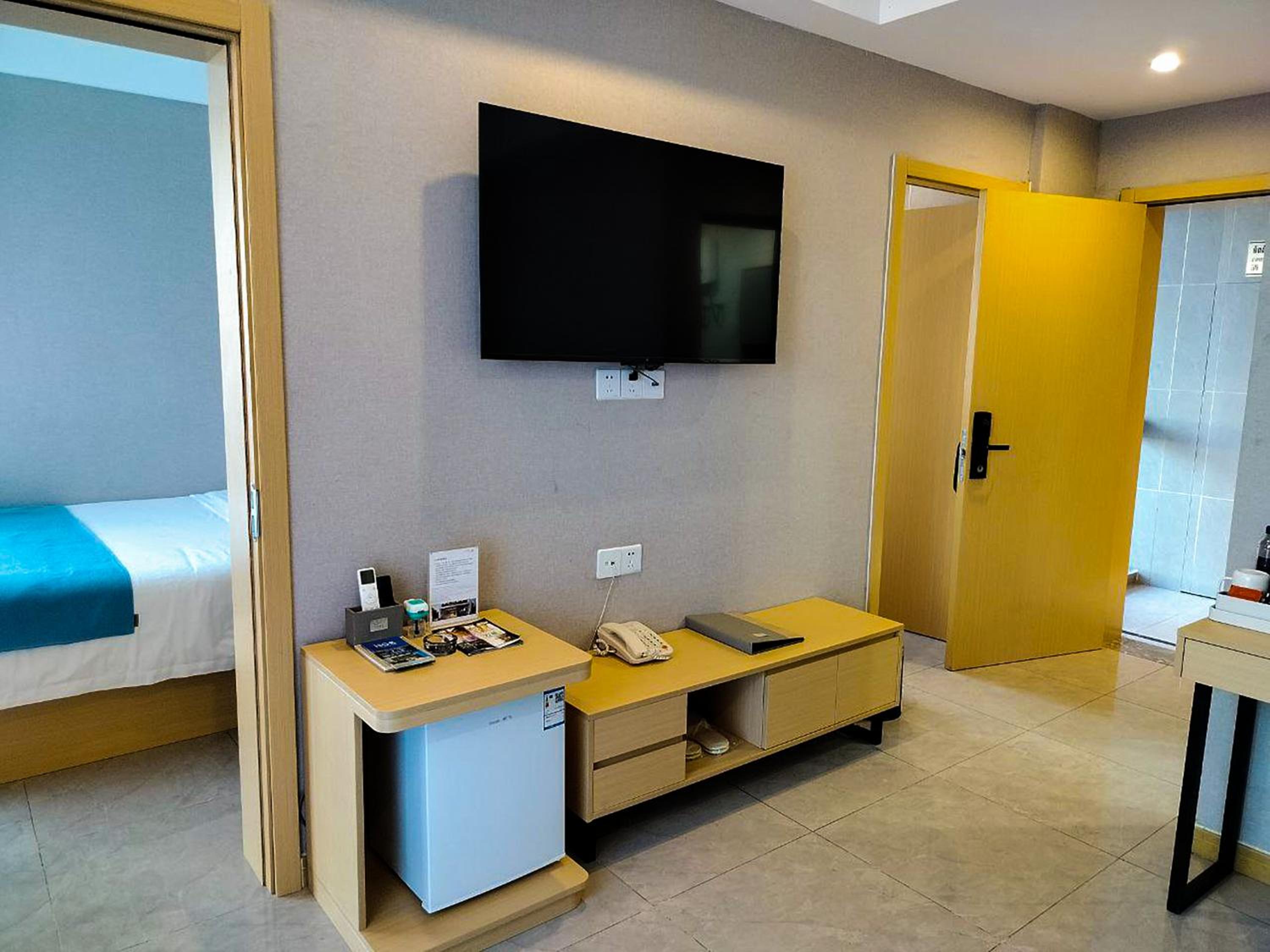 Family Suite with Balcony - Photo 16