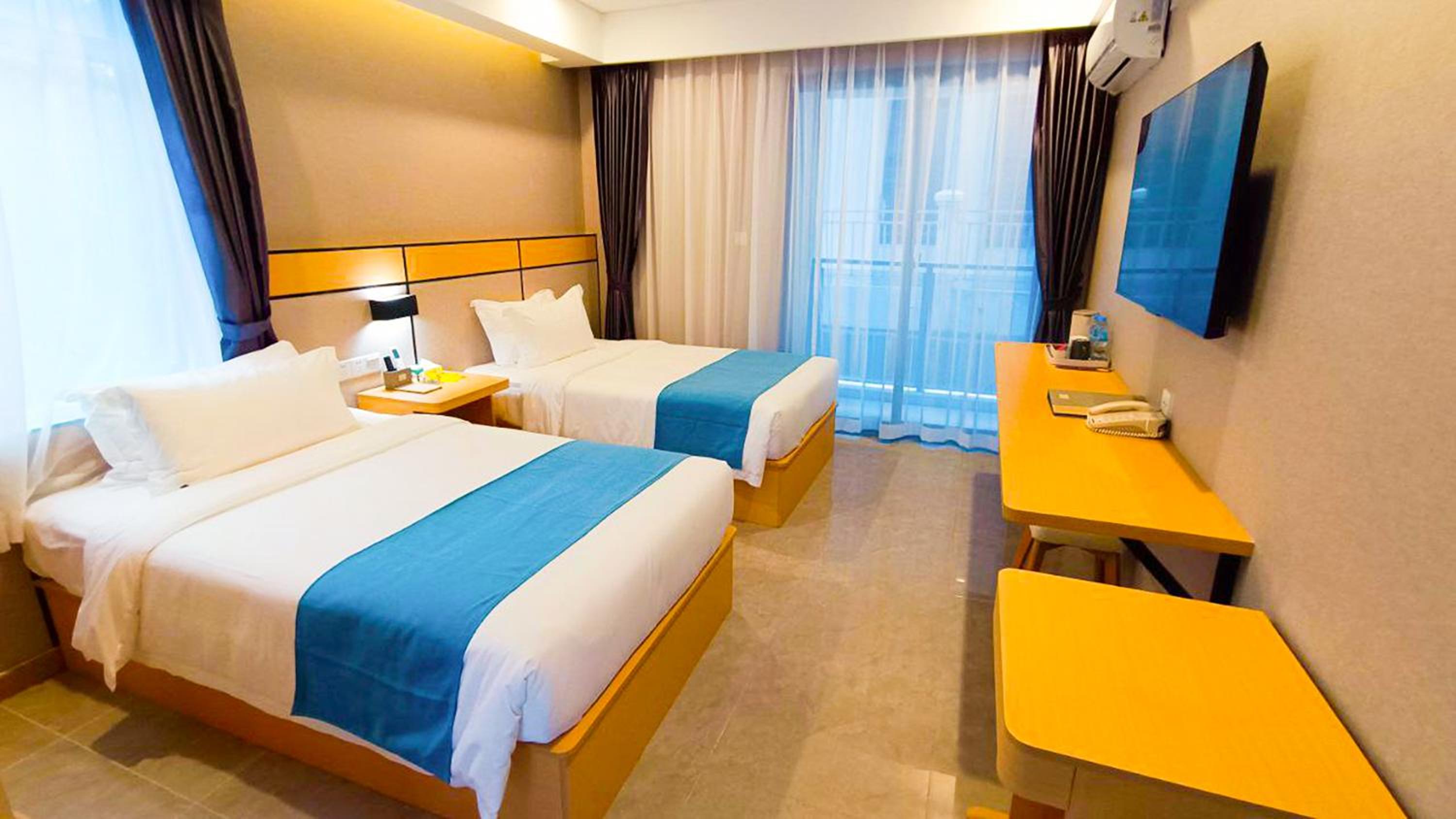Deluxe Twin Room with Balcony - Photo 14